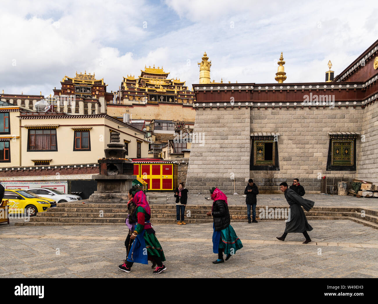 Shangri La, China - 1. März 2019: Menschen tragen traditionelle Tuch eine Kora durchführen, eine Wanderung rund um den berühmten Tibetischen Buddhismus Songzanlin Kloster in S Stockfoto
