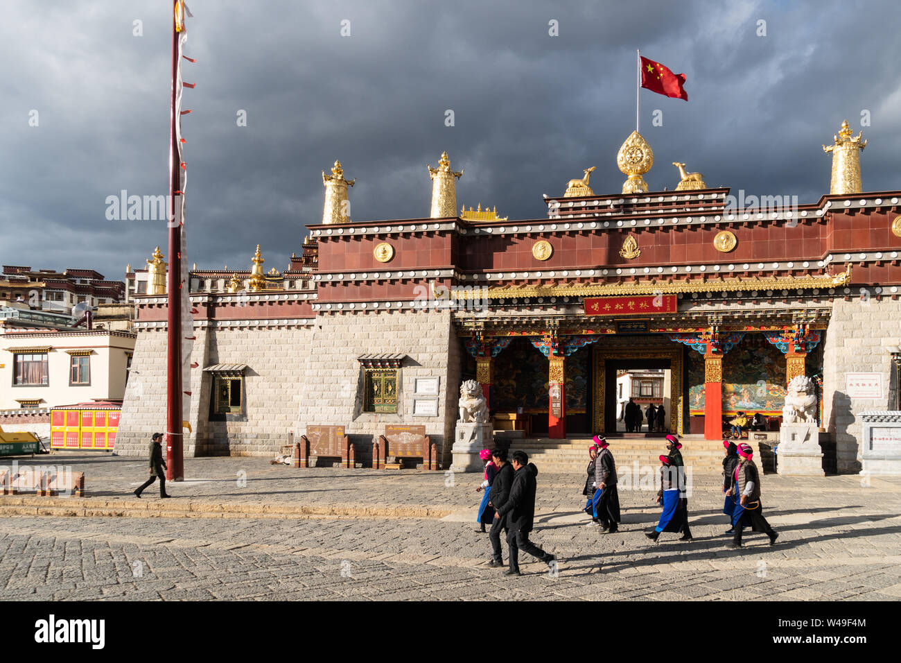 Shangri La, China - 1. März 2019: Menschen tragen traditionelle Tuch eine Kora durchführen, eine Wanderung rund um den berühmten Tibetischen Buddhismus Songzanlin Kloster in S Stockfoto