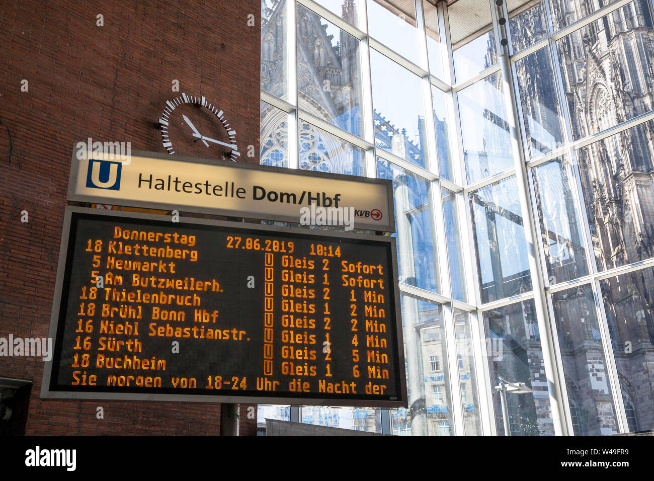 Display Board für die U-Bahn in den Kölner Hauptbahnhof, außerhalb der Kathedrale, Köln, Deutschland. Anzeigentafel für U-Bahnverbindungen im K Stockfoto