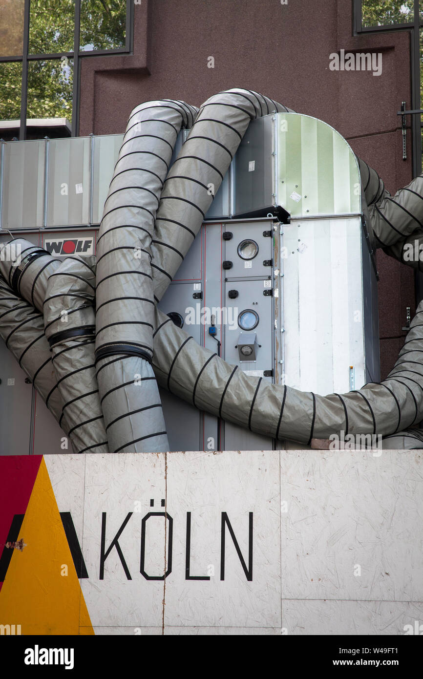 Rohre der Klimaanlage mit dem Staatenhaus im Stadtteil Deutz, Köln,  Deutschland. Schlaeuche einer Klimaanlage bin Staatenhaus in Deutz  Stockfotografie - Alamy