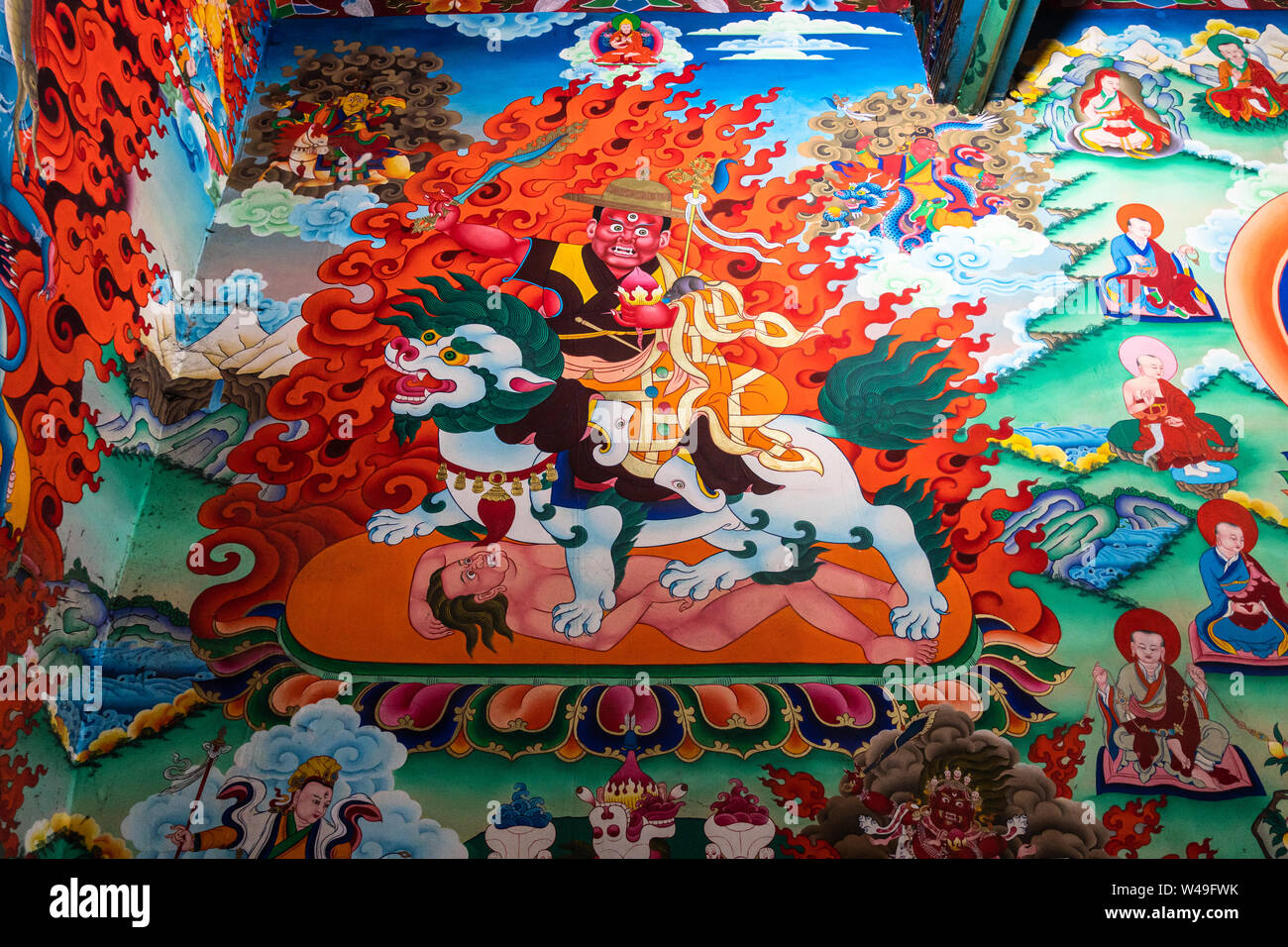 Shangri La, China - 1. März 2019: Wandmalereien des Tibetischen Buddhismus Mythologie innerhalb der berühmte Songzanlin Kloster in Shangri La. Dies ist der Beginn der t Stockfoto