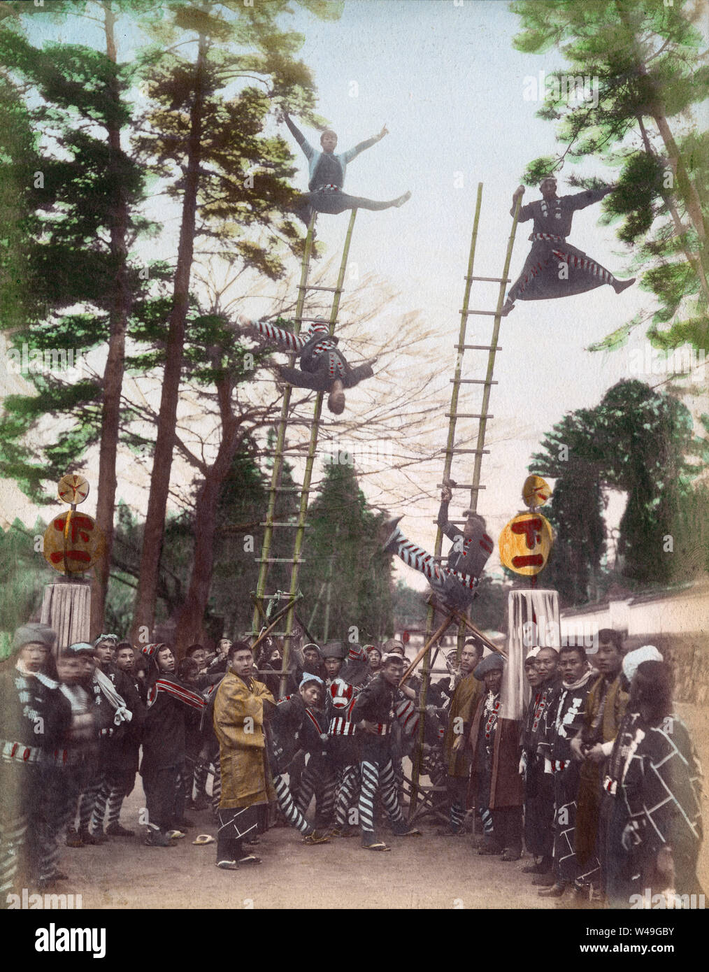 [1890s Japan - Japanische Feuerwehrmänner, die Akrobatik] - Feuerwehrmänner in happi Mäntel durchführen akrobatischen Stunts auf Bambus Leitern. Die Leiter Stunts waren die wichtigsten Ereignis der Japanischen ins neue Jahr feiern. Die Demonstrationen, die sogenannten Dezome-shiki, waren dazu gedacht, die Menschen auf die Gefahren des Feuers zu warnen und die Flexibilität und den Mut der Feuerwehrleute zu demonstrieren. 19 Vintage albumen Foto. Stockfoto