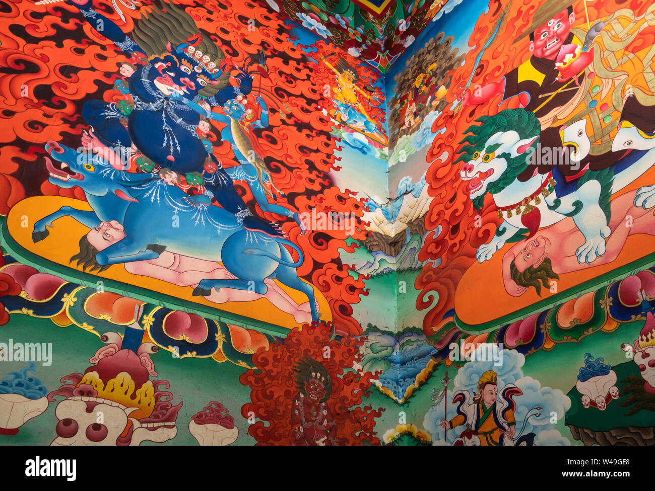 Shangri La, China - 1. März 2019: Wandmalereien des Tibetischen Buddhismus Mythologie innerhalb der berühmte Songzanlin Kloster in Shangri La. Dies ist der Beginn der t Stockfoto