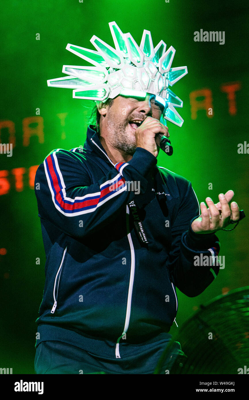 Locarno in der Schweiz. 20. Juli 2019. Die englische Band JAMIROQUAI führt live auf der Bühne des Piazza Grande in der "Moon & Stars Festival 2019". Stockfoto