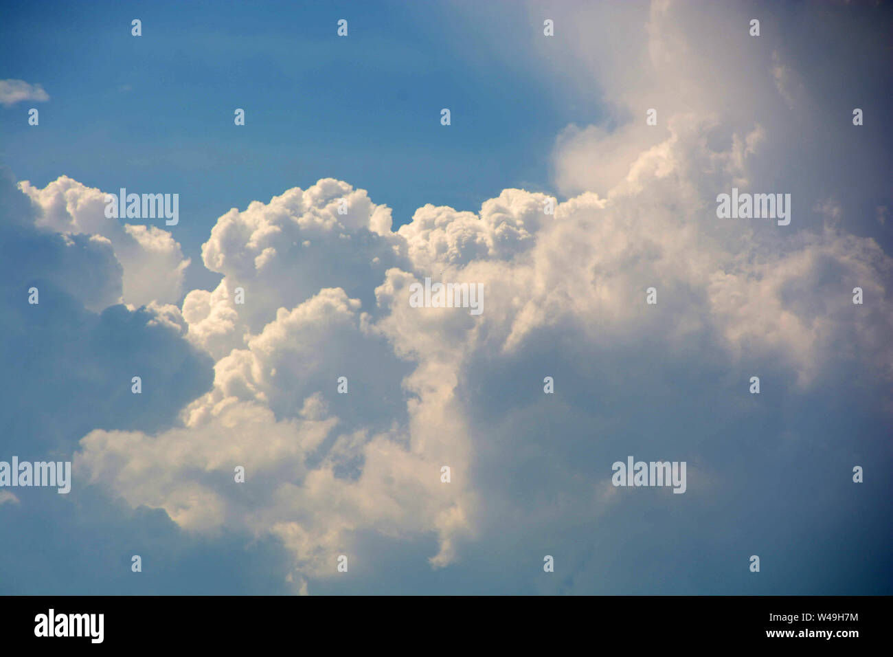 Wolken Hintergrund mit blauer Himmel, große cumulus Wolken vor blauem azurblauen Himmel kurz vor einem Sturm Stockfoto