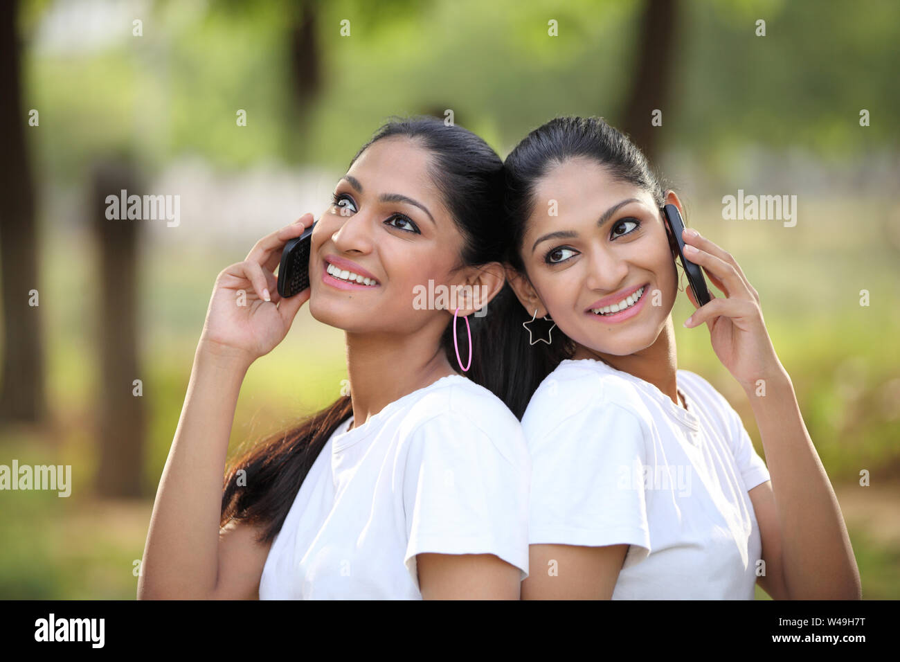 Zwei Freunde, telefonieren mit Handy Stockfoto