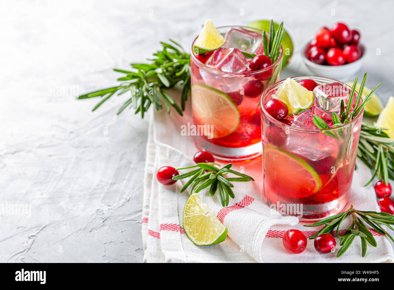 Kalten Jahreszeit trinken - Cranberry und Rosmarin cocktail Stockfoto