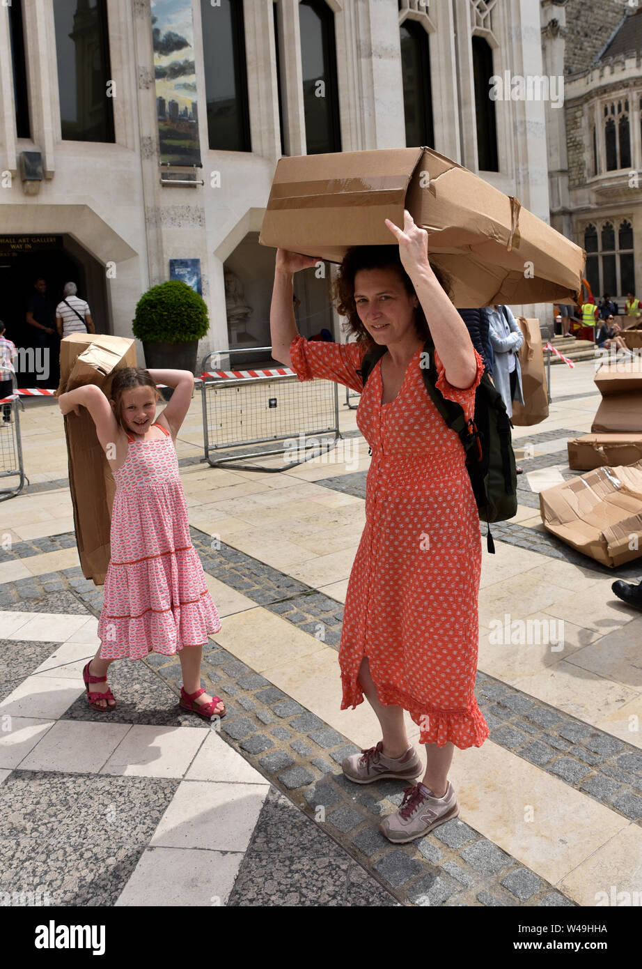 Guildhall Yard, London, UK. Juli 2019 21. Freiwillige nach unten ziehen und helfen, die 20 m Karton People's Turm durch Künstler Olivier Grossetête in Guildhall Yard zu zerstören. Quelle: Matthew Chattle/Alamy leben Nachrichten Stockfoto