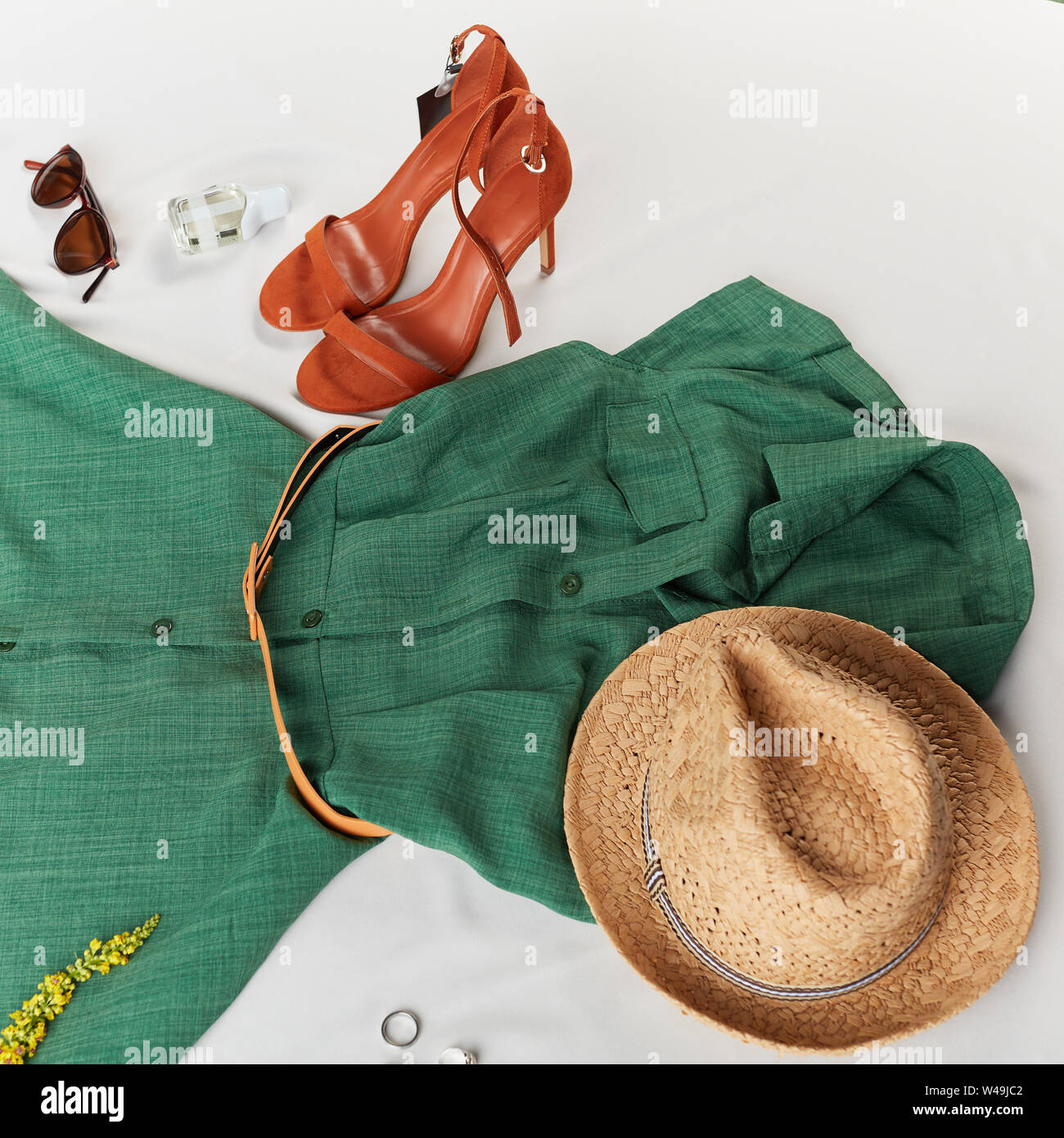 Bequeme Kleidung für Sommer Urlaub. Frau hat Kleidung für vorbereitet. nach oben 7/8 Foto. vorhanden, Geschenk Konzept. Mädchen packen sie Kleidung für Stockfoto