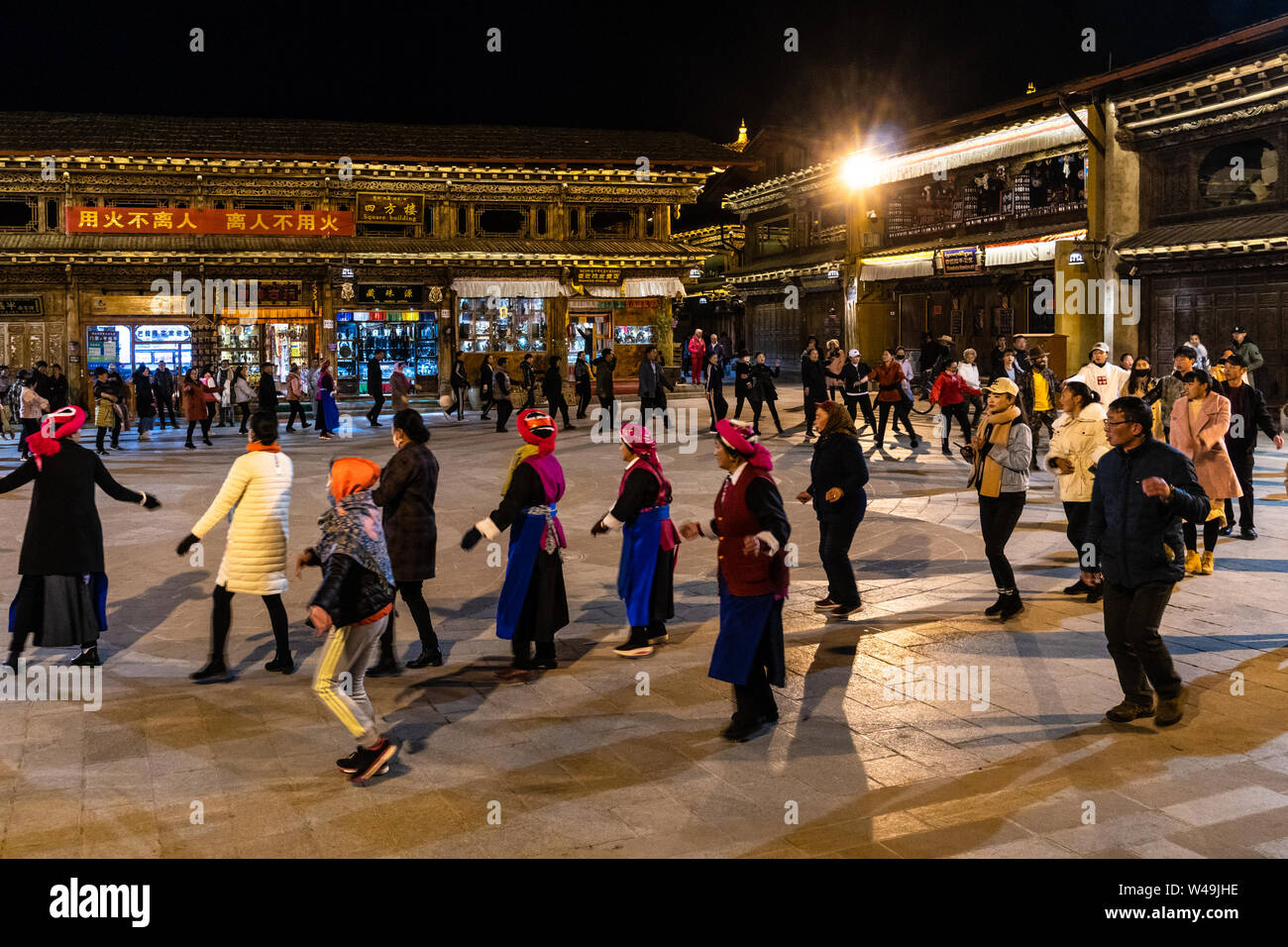 Shangri La, China - 28. Februar 2019: die Menschen tanzen traditionelle tibetische Tänze im Kreis in der Nacht im Herzen der Altstadt in Shangri La Stockfoto