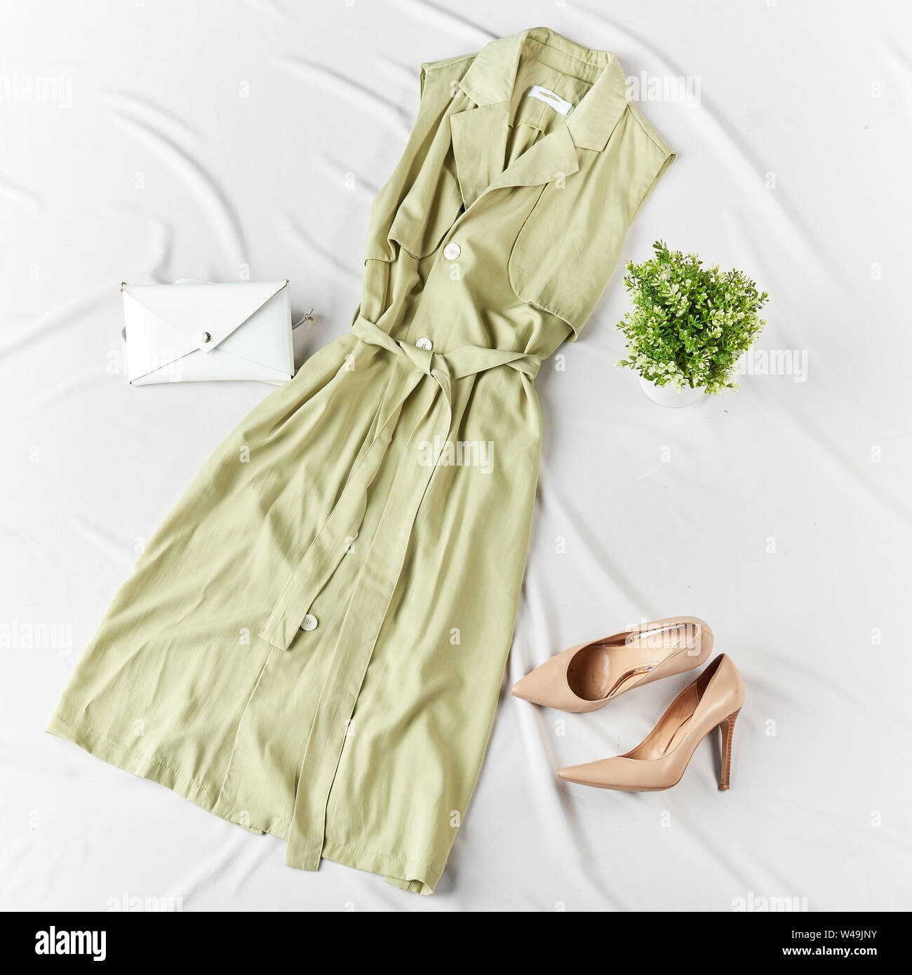 Weibliche Kleidung und Zubehör auf weißem Hintergrund. Flach weiblich. Schicke Schuhe auf High Heels. Ansicht von oben flach. Stockfoto