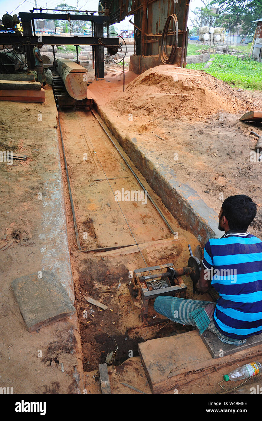 Bangladeshi Arbeiter der Verarbeitung von Holz in einem Sägewerk in der Nähe von Dhaka in Bangladesch Stockfoto