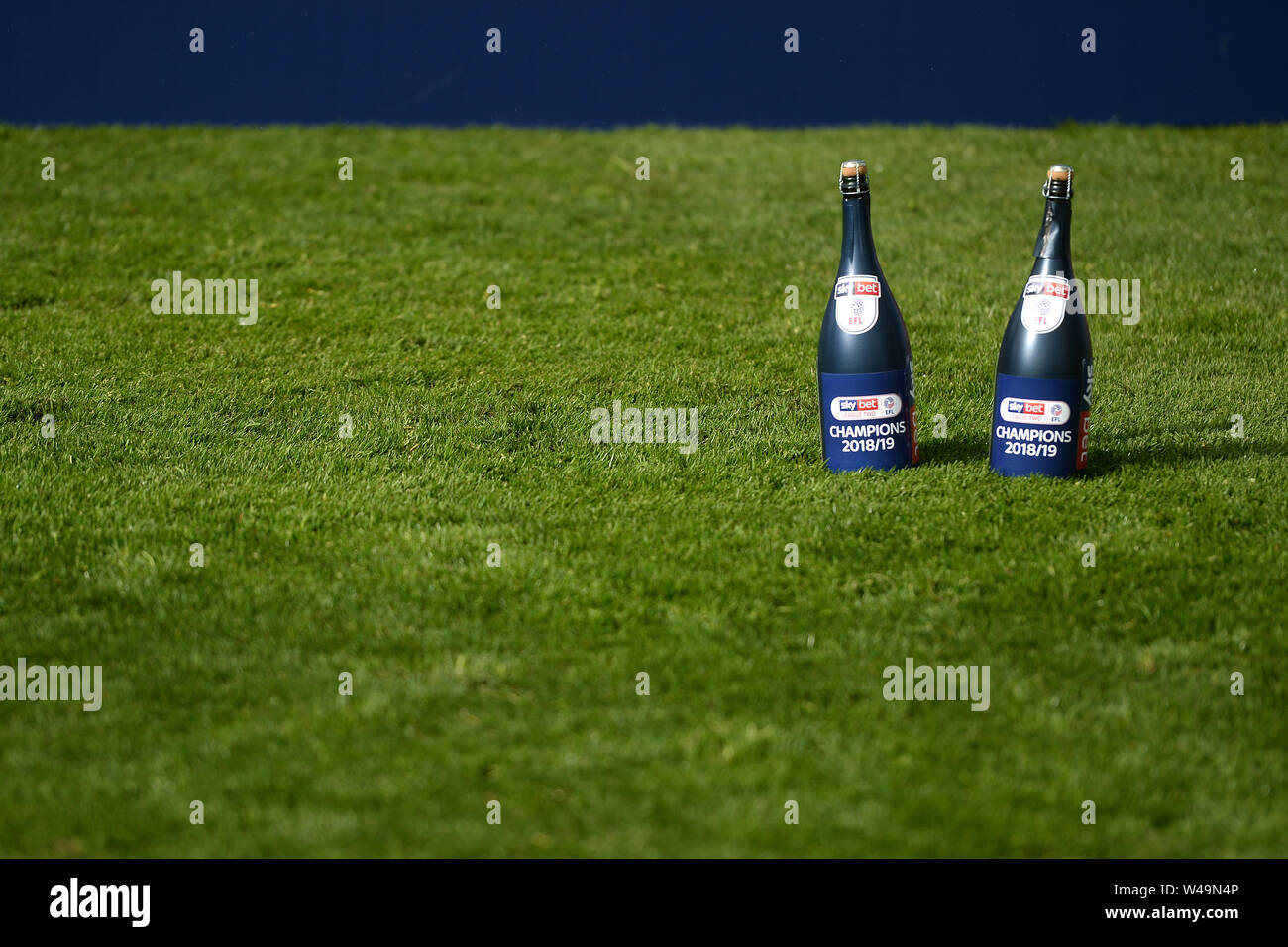 Champagner Flaschen für die Post bereit - Match feiern - Lincoln City v Colchester United, Sky Bet Liga Zwei, Sincil Bank, Lincoln - 4. Mai 2019 Editorial nur verwenden - DataCo Einschränkungen Stockfoto