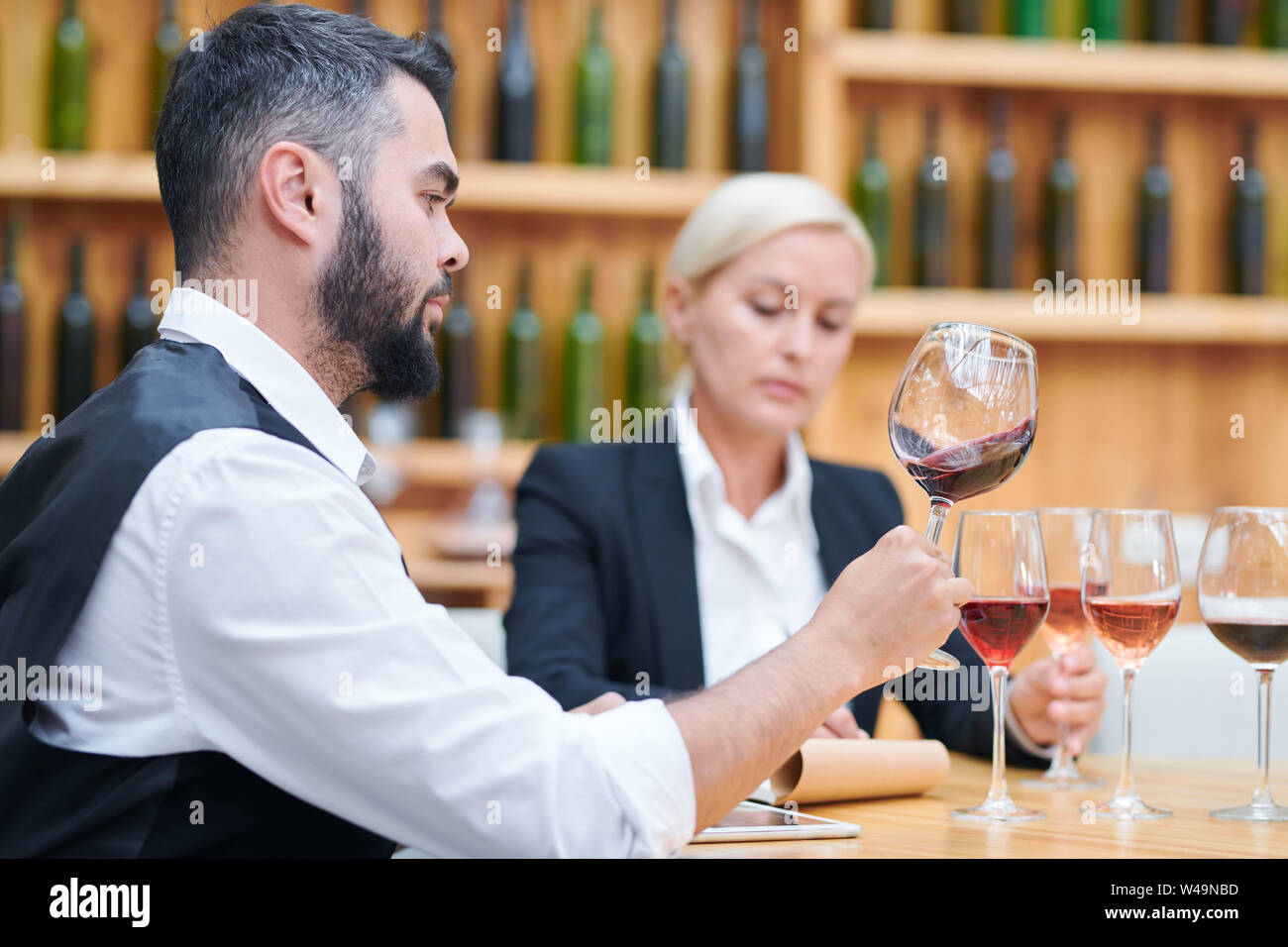 Zeitgenössische cavist Kontrolle der Qualität und der Eigenschaften der neuen Arten von Wein Stockfoto