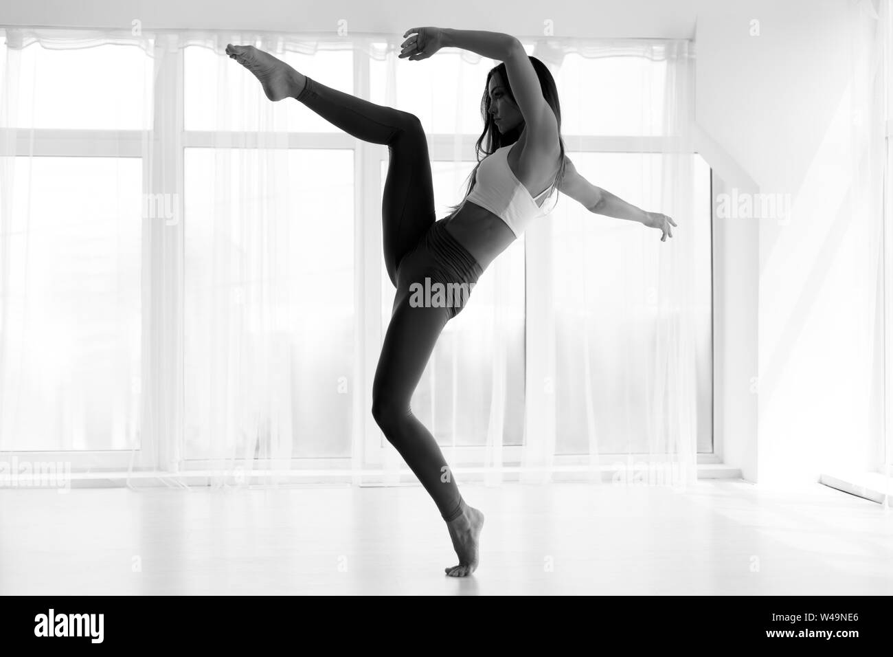 Modern Dance Artist Tanzen im Ballett Studio Stockfoto