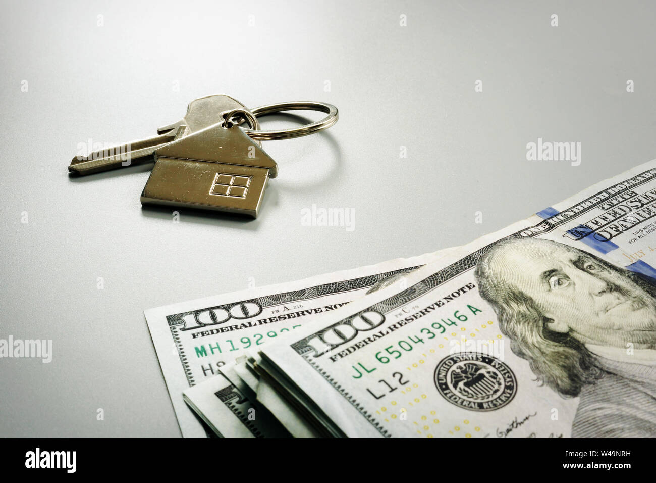 Geld für den Kauf oder die Miete von Immobilien und Schlüssel. Stockfoto