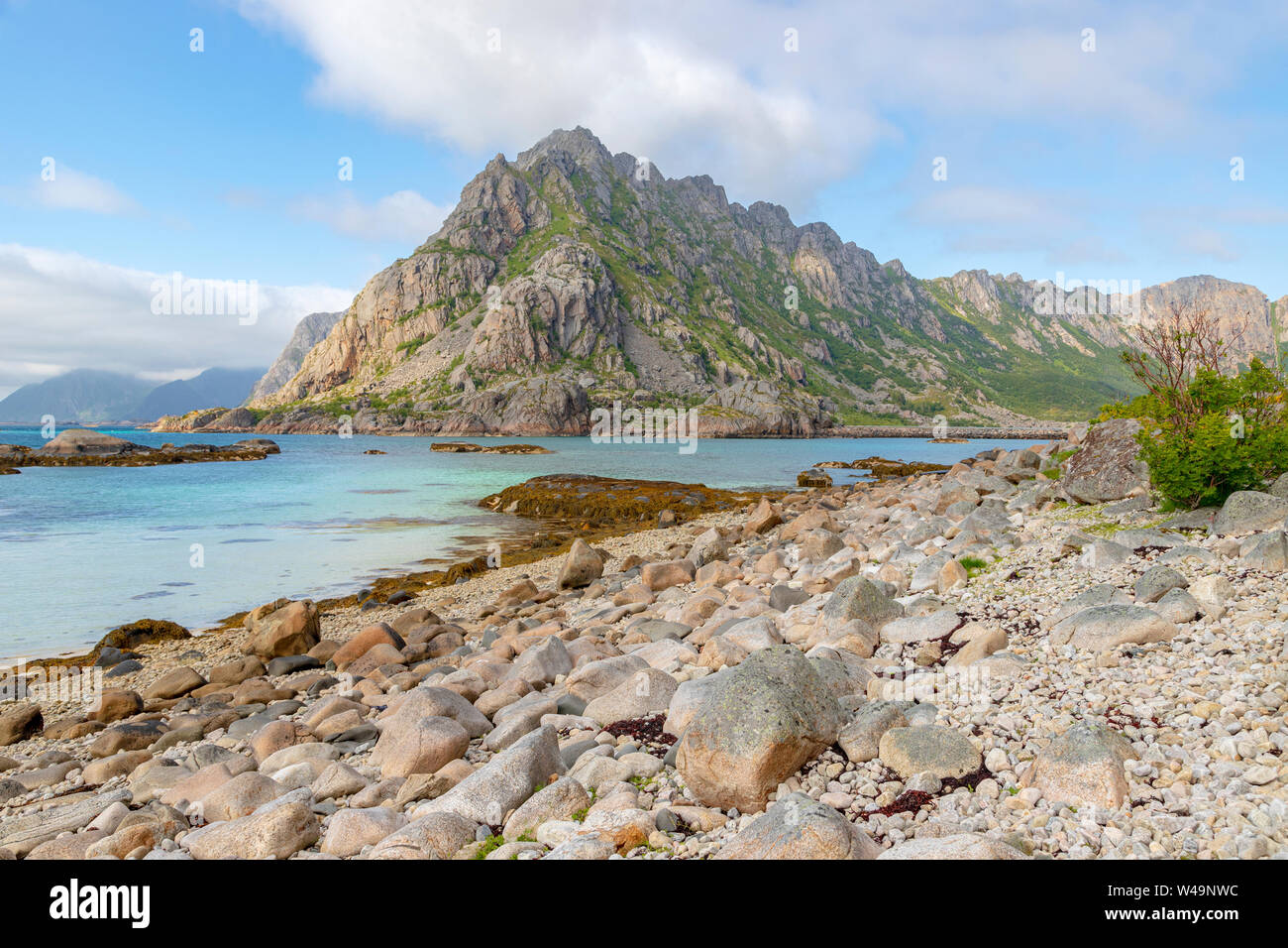 Lofoten Küstenlandschaft Schönheit auf der Insel Austvagoya Vestfjorden, Nordland, Das arktische Norwegen, Skandinavien. Stockfoto