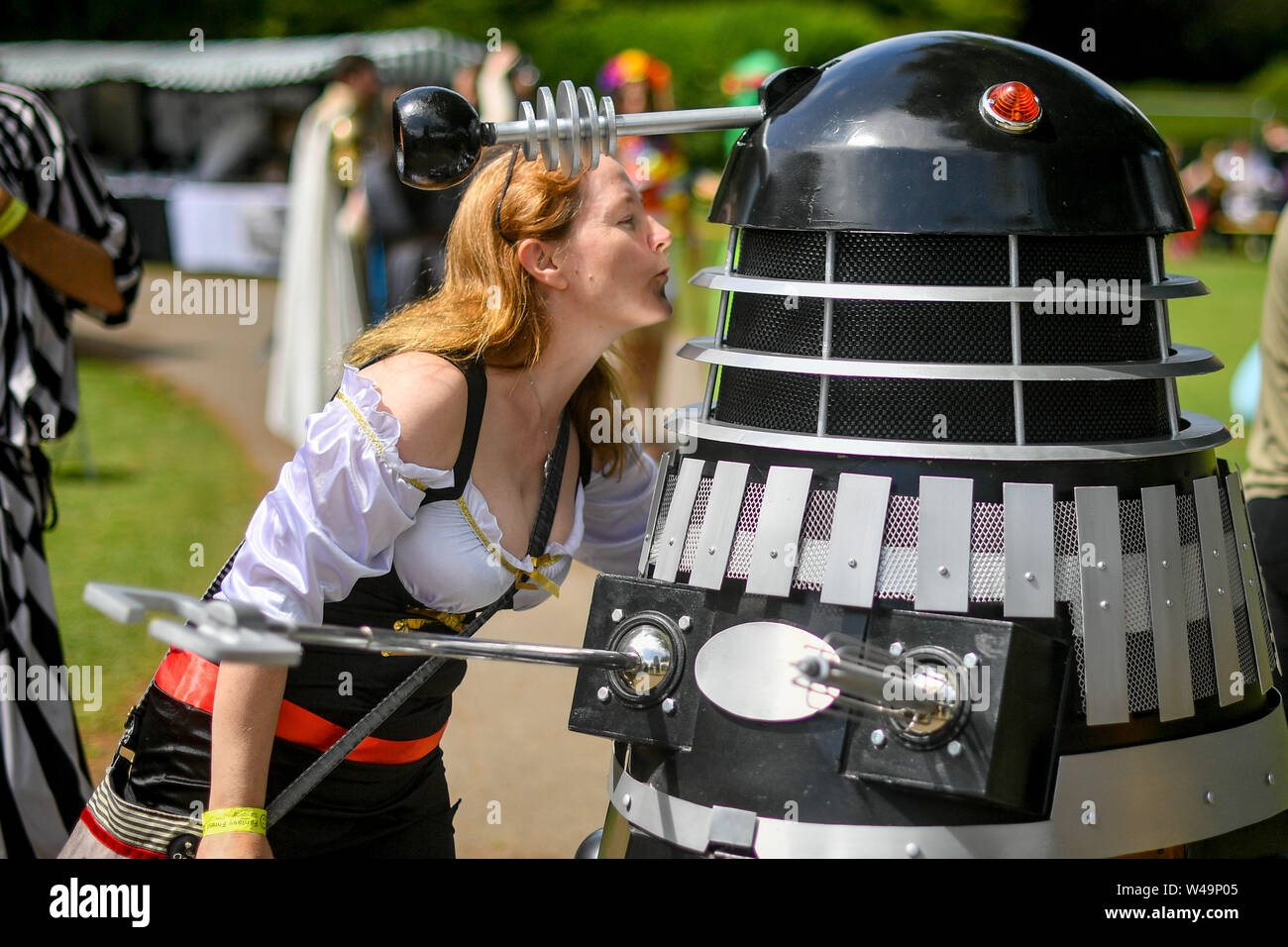 Eine Frau küsst ein Dalek während des Fantasy Forest Wochenende an Sudeley Castle, Gloucestershire, wo Hunderte von Menschen zusammen für das Wochenende gekommen sind alle fantasy Genres zu feiern. Stockfoto