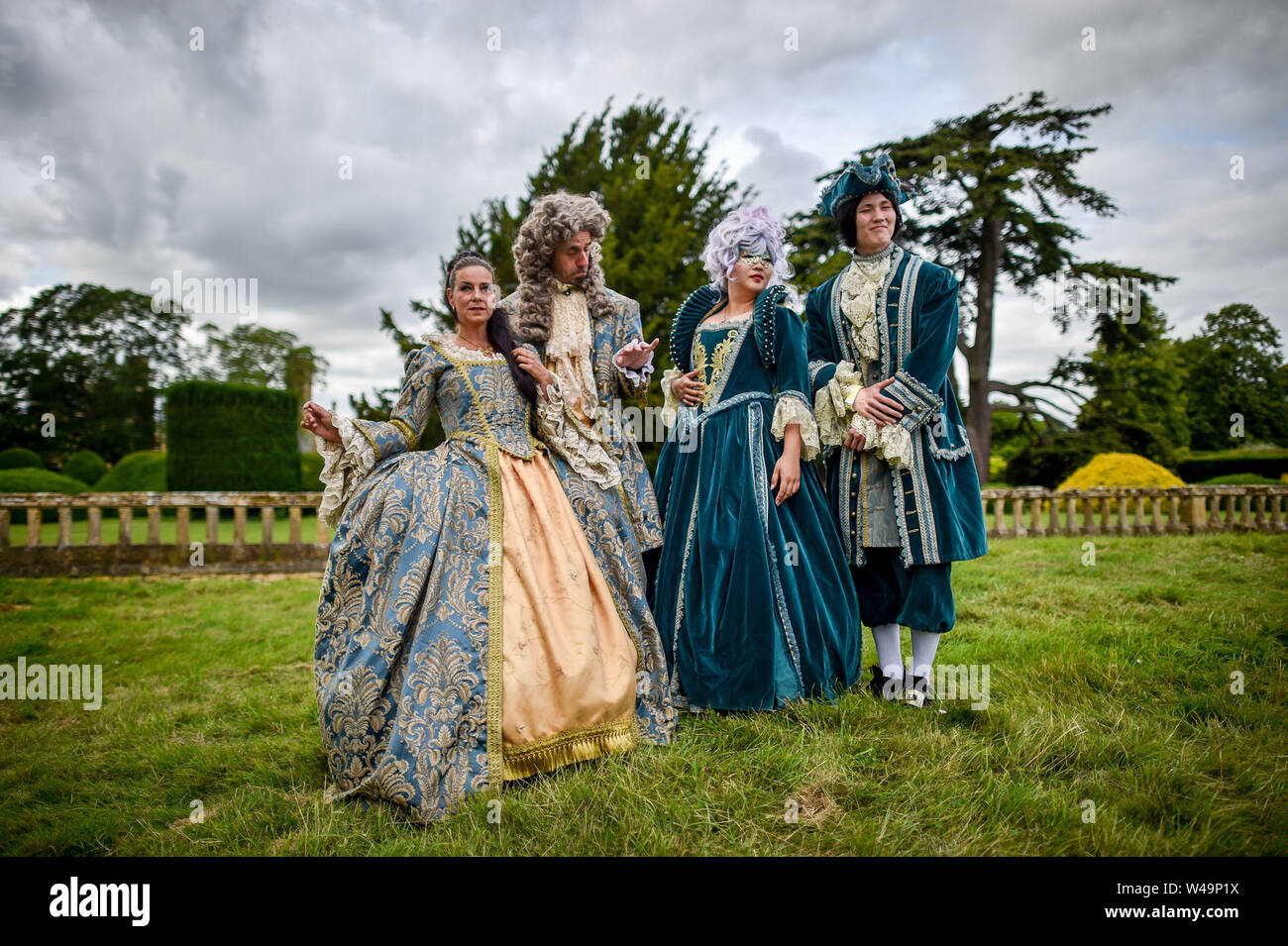 Eine Gruppe von 17. Jahrhundert Fans stellen für Bilder, wie sie etwa in der Fantasy Forest Wochenende an Sudeley Castle, Gloucestershire, wo Hunderte von Menschen zusammen für das Wochenende gekommen sind alle fantasy Genres zu feiern. Stockfoto