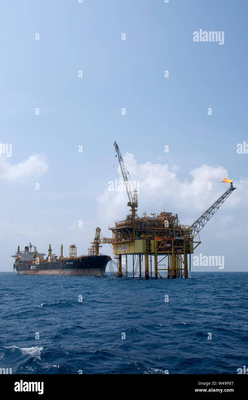 FPSO (Floating Production Storage Offloading) Tanker an Öl Plattform am Meer mit schönen blauen Himmel Stockfoto