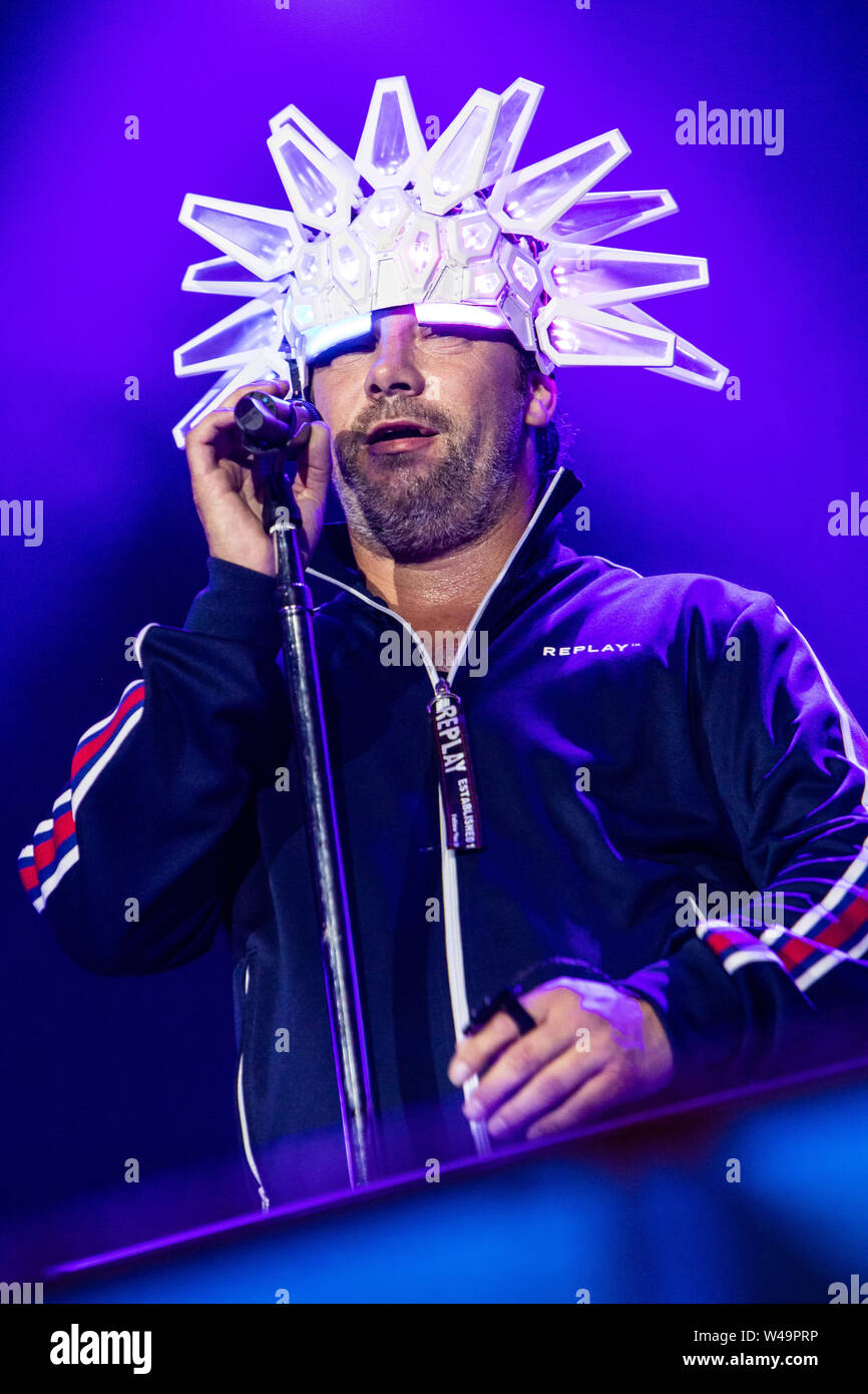 Locarno in der Schweiz. 20. Juli 2019. Die englische Band JAMIROQUAI führt live auf der Bühne des Piazza Grande in der "Moon & Stars Festival 2019". Stockfoto