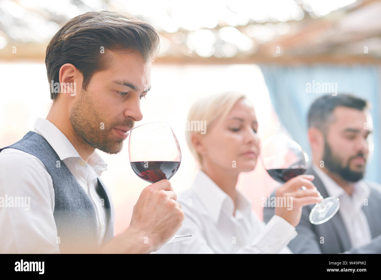 Schwere männliche Sommelier duftender Rotwein aus wineglass Stockfoto