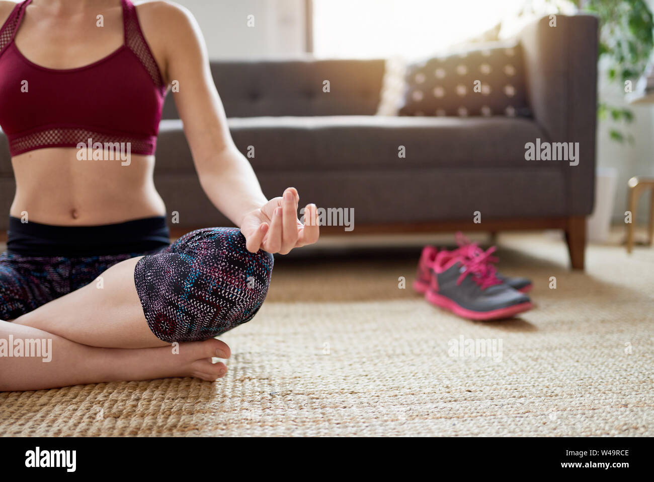 Trendy frau yoga als Teil ihrer Achtsamkeit morgendliche Routine Stockfoto