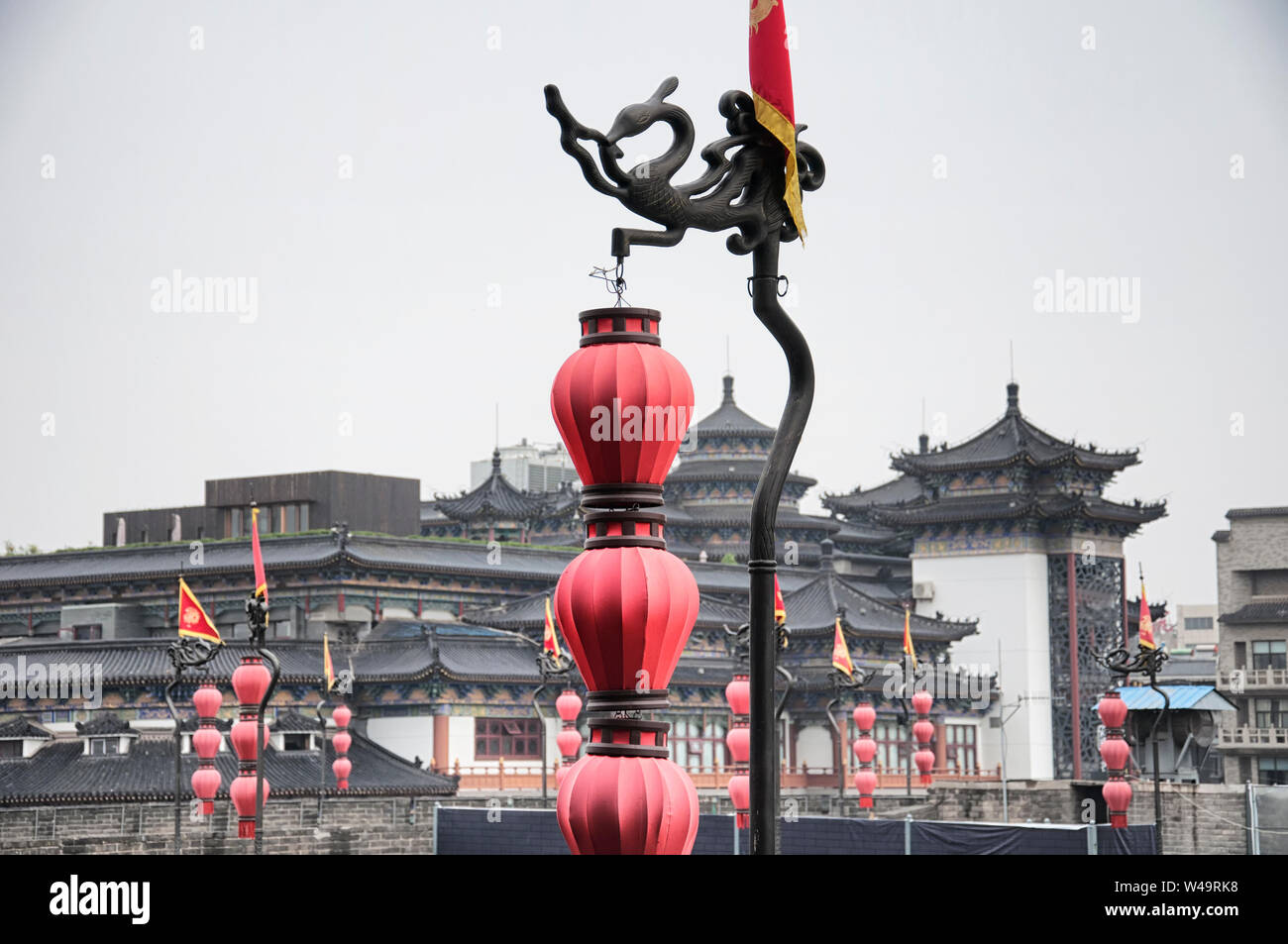 Eine rote chinesische Laterne auf der Xian Stadtmauer und Befestigungsanlage an einem bewölkten Tag am South Gate in der Provinz Shaanxi in China. Stockfoto