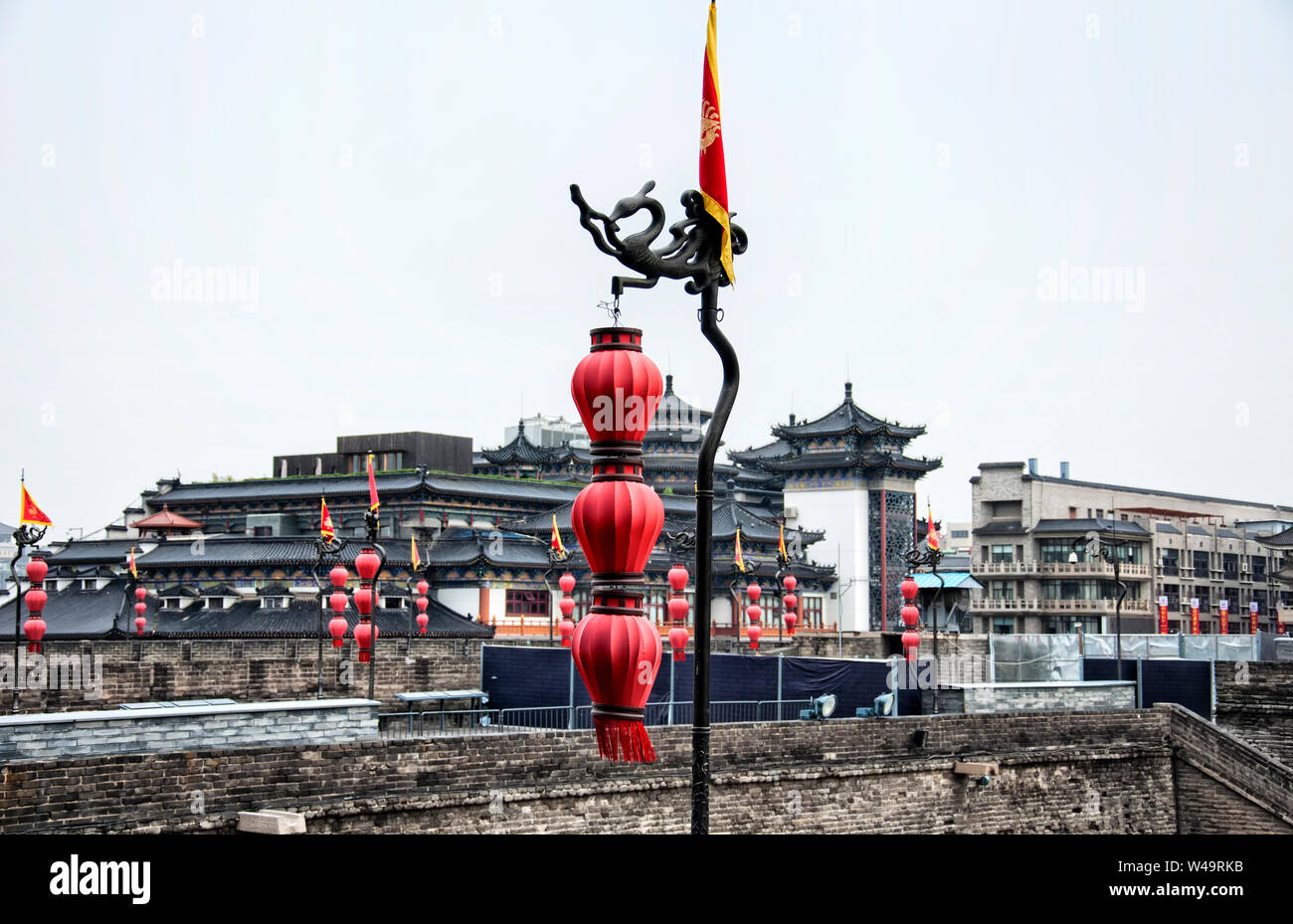 Die Xian Stadtmauer und Befestigungsanlage an einem bewölkten Tag am South Gate in der Provinz Shaanxi in China. Stockfoto