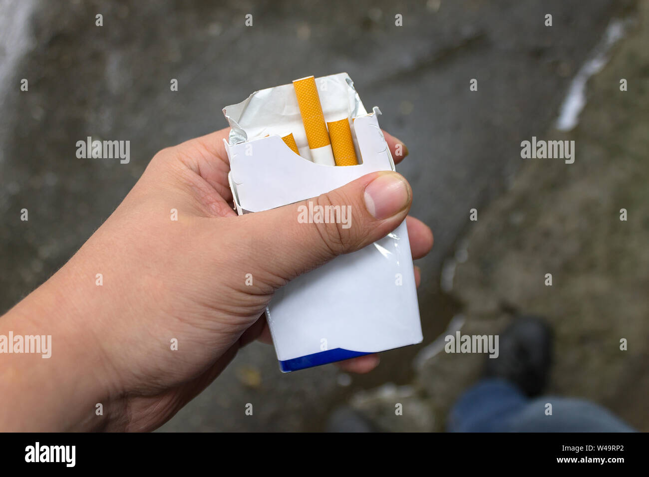 Raucher hält eine Packung Zigaretten. Gesundheit Rauchen Stockfoto
