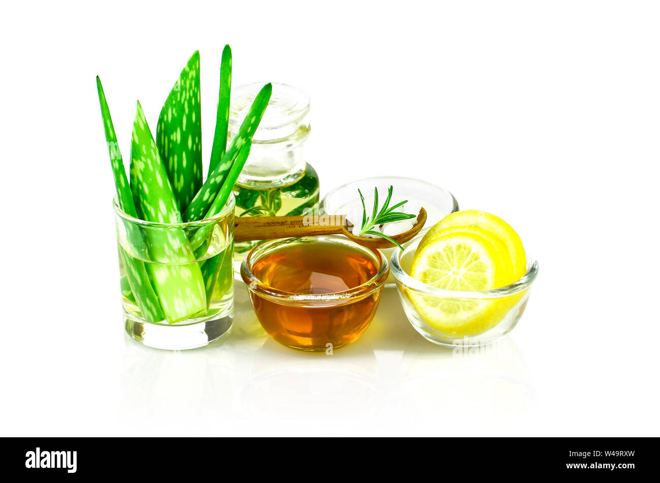 Aloe Vera, Zitrone, griechischer Joghurt, Honig, Rosmarin, Meersalz und  therischen l Homopathie Heilmittel Rezept auf weiem Hintergrund  Stockfotografie - Alamy