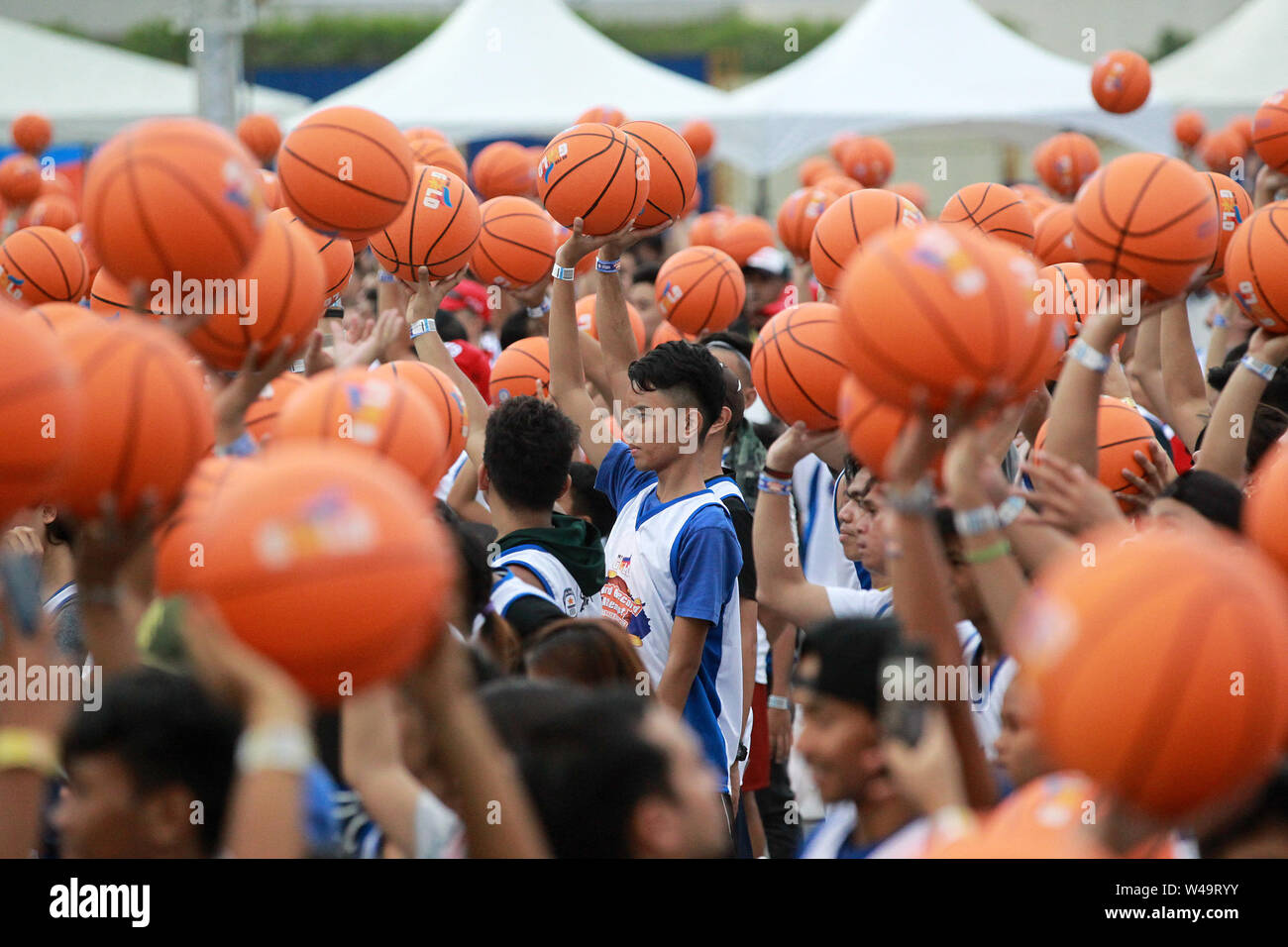 Manila, Philippinen. 21. Juli, 2019. Die Menschen halten ihre basketbälle beim Versuch im Guiness-Buch der Rekorde für die meisten Menschen gleichzeitig Basketball Dribbling zu brechen, in Pasay City, Philippinen, 21. Juli 2019. Rund 3.800 Menschen an der Veranstaltung teil, aber schließlich konnte die Rekord. Credit: rouelle Umali/Xinhua/Alamy leben Nachrichten Stockfoto