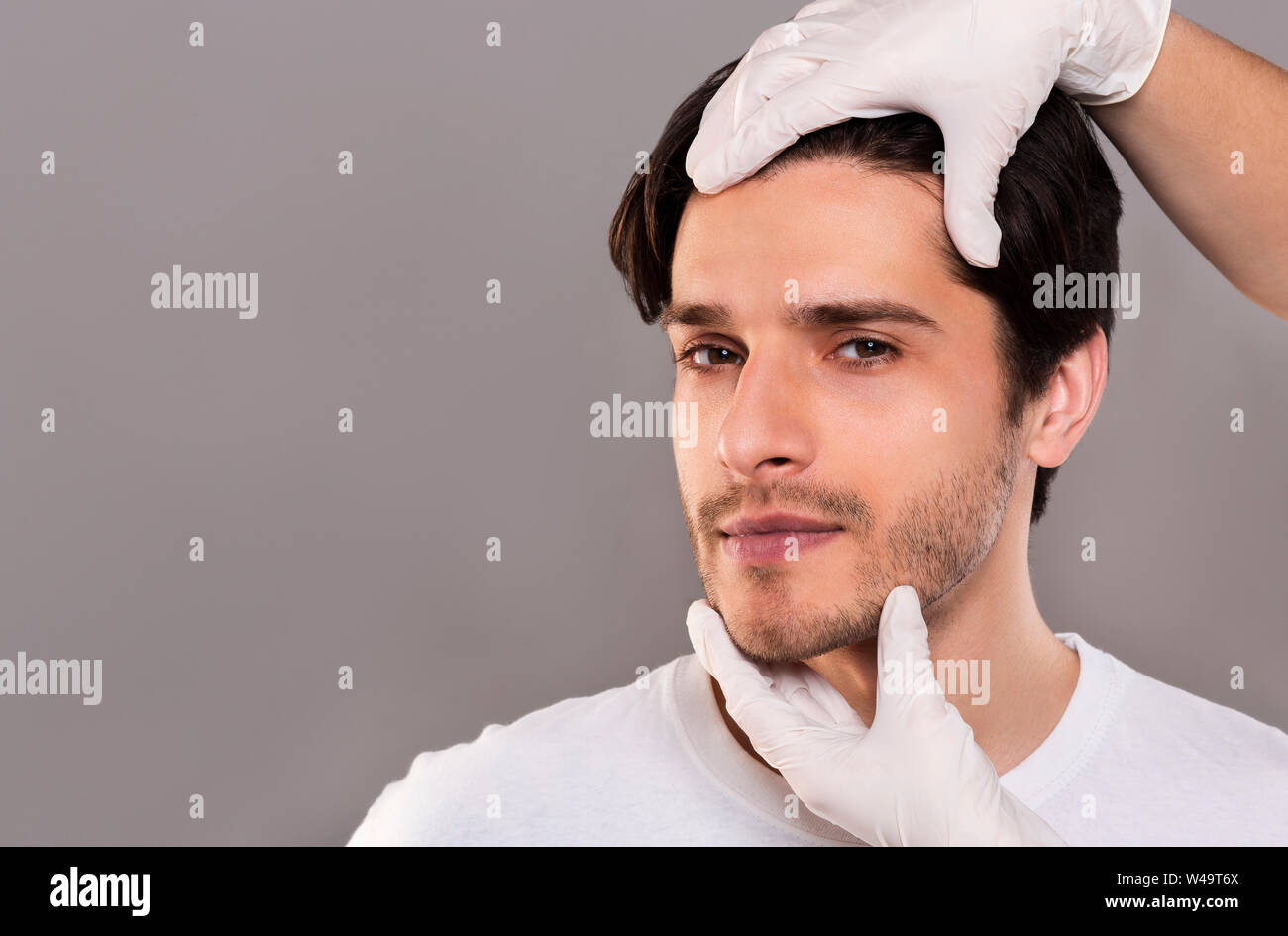 Plastischer Chirurg Prüfung männlicher Patient Gesicht, leeren Raum Stockfoto