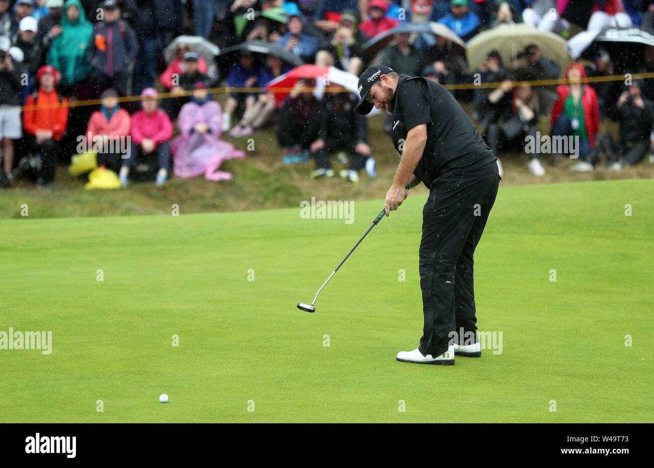 Republik Irland Shane Lowry Birdies auf der 4. grün während der vierte Tag der offenen Meisterschaft 2019 im Royal Portrush Golf Club. Stockfoto