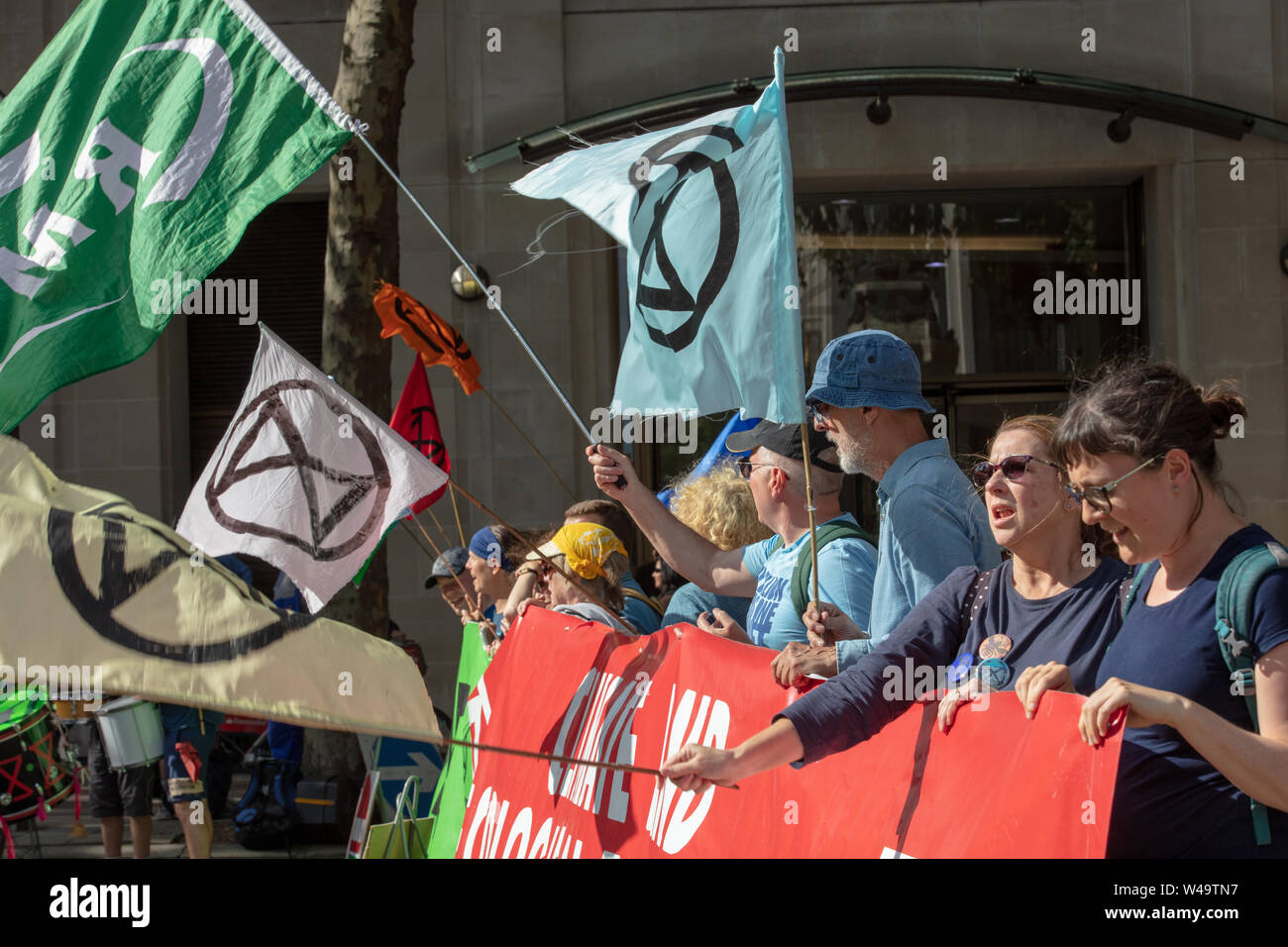 London, Großbritannien. 15. Juli 2019. Aussterben Rebellion Aktivisten auf Protest des Climate Action Group vor dem königlichen Gerichten auf dem Strand, London. Credit: Joe Kuis/Alamy Nachrichten Stockfoto