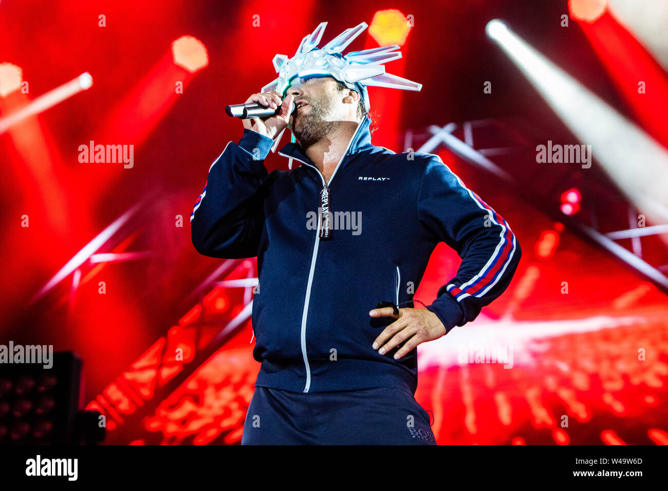 Locarno in der Schweiz. 20. Juli 2019. Die englische Band JAMIROQUAI führt live auf der Bühne des Piazza Grande in der "Moon & Stars Festival 2019". Stockfoto