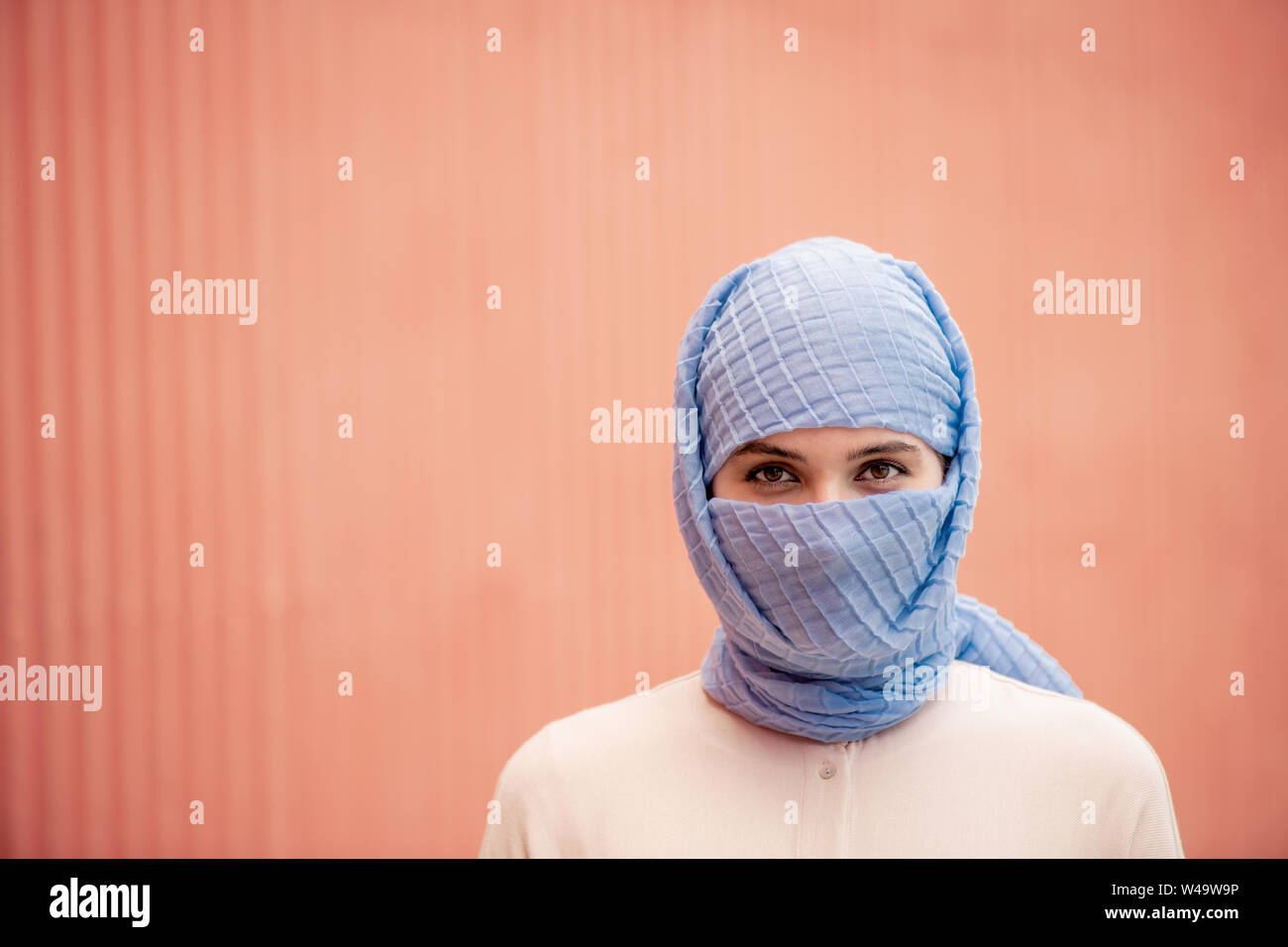 Kopf und Schultern der jungen islamischen Frauen im hijab Stockfoto