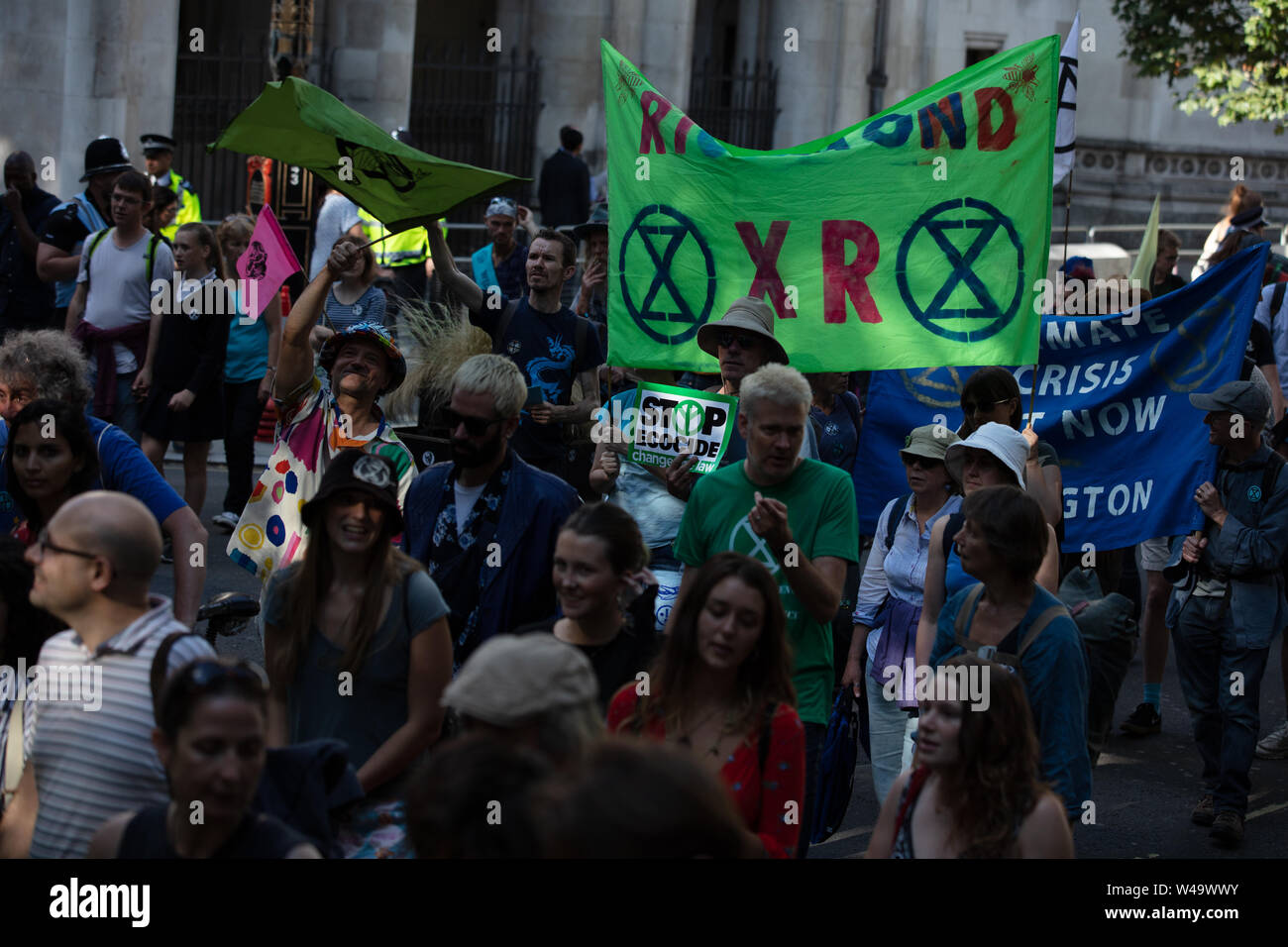 London, Großbritannien. 15. Juli 2019. Aussterben Rebellion Aktivist am Protest des Climate Action Group vor dem königlichen Gerichten auf dem Strand, London. Credit: Joe Kuis/Alamy Nachrichten Stockfoto