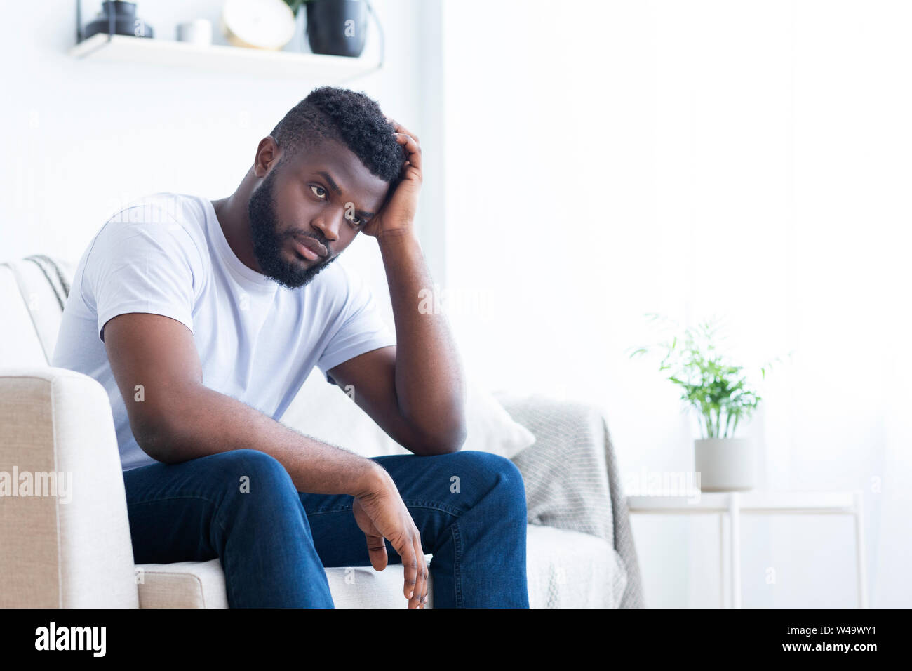 Junge schwarze Mann Alkohol zu Hause einsam Stockfoto