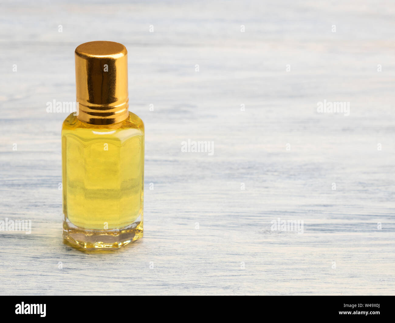 Blase mit Gelb natürliches Aroma Öl auf einem weißen Holz- Hintergrund Stockfoto