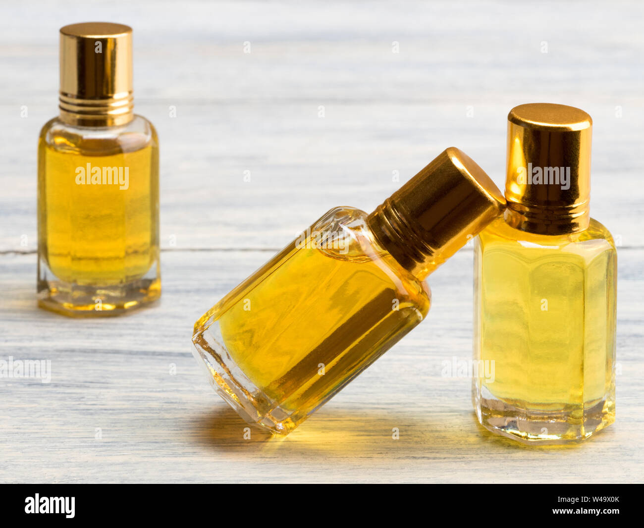 Drei Blase mit Gelb natürliches Aroma Öl auf weißem Holz- Hintergrund Stockfoto