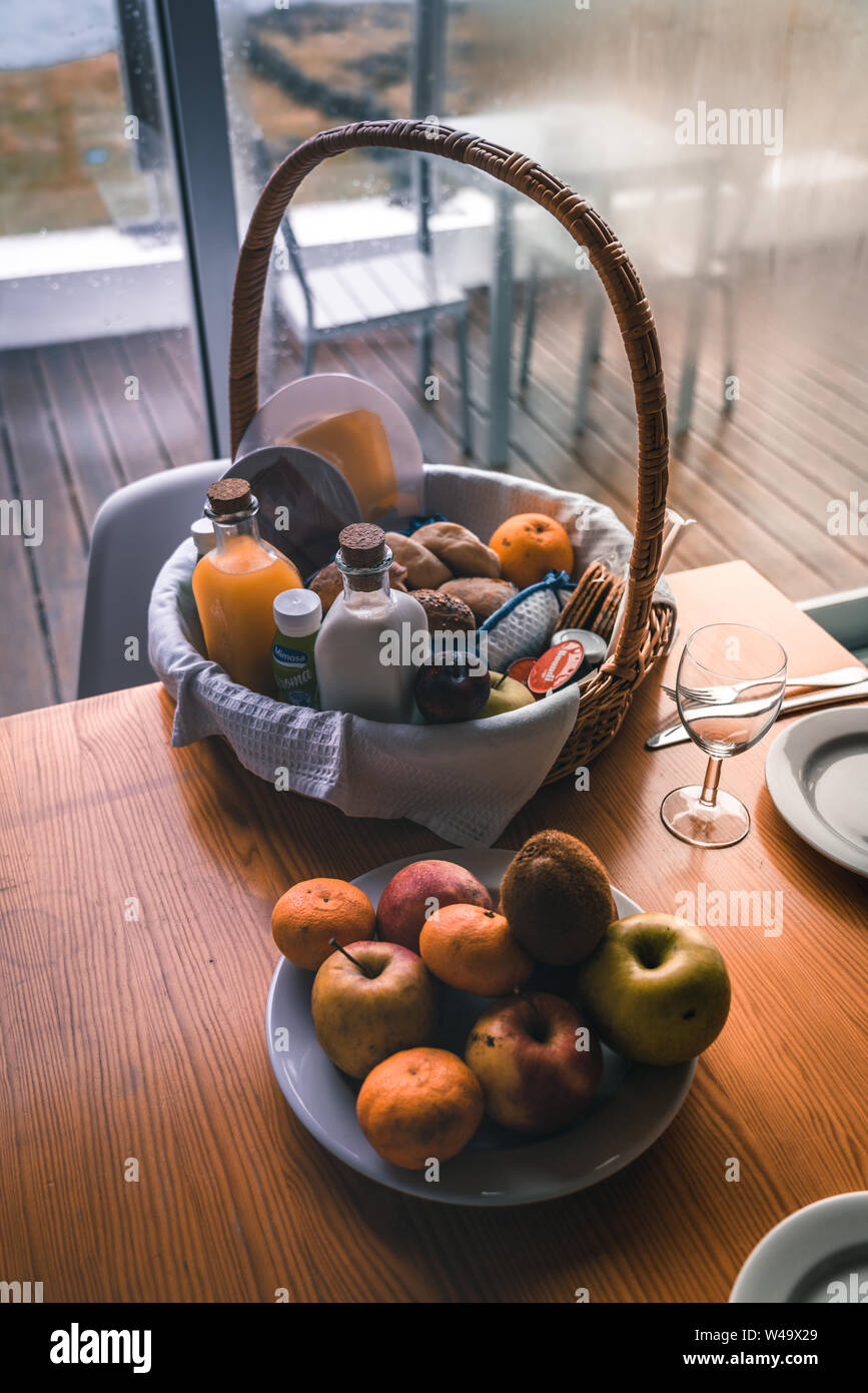 Zusammensetzung der Picknickkorb, Baguettes, Trauben, Wein, Marmelade Gläser. Foto in Azoren, Portugal berücksichtigt. Stockfoto