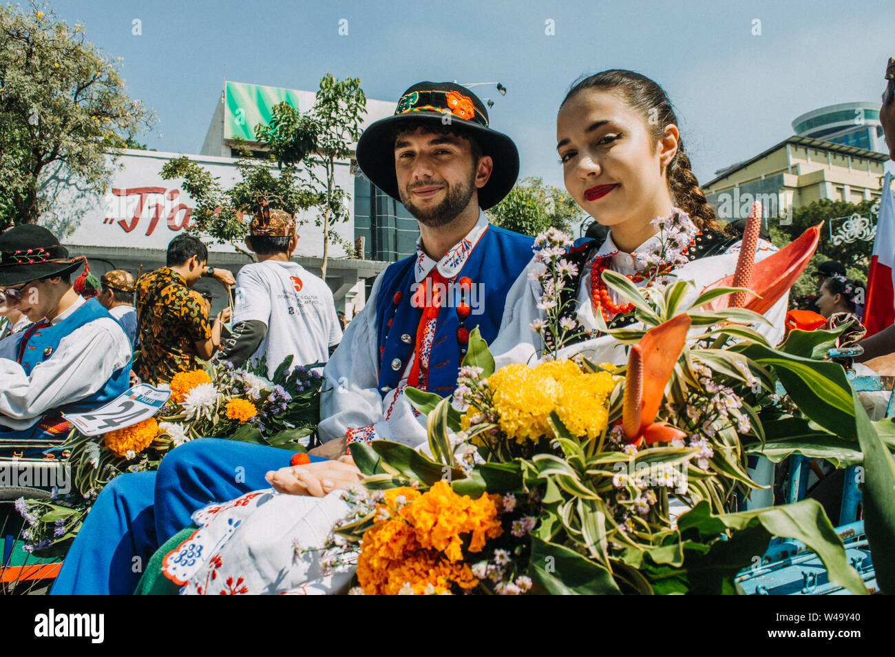 Die Eröffnung der Surabaya Cross Culture 2019 Veranstaltung endete mit einer Parade der Teilnehmer (Delegierte), indem eine Fahrradrikscha durch den Ausschuss vorbereitet Stockfoto