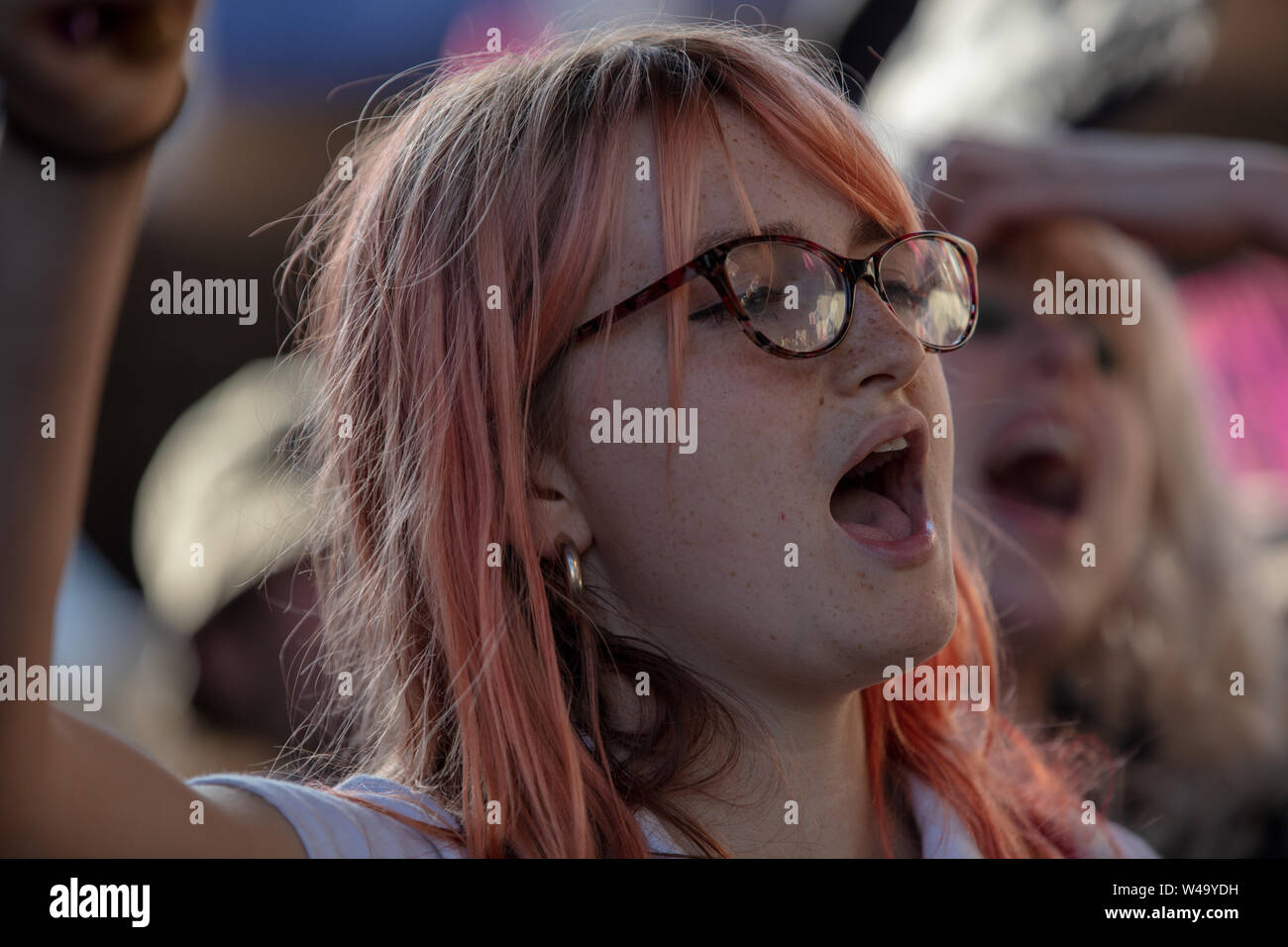 London, Großbritannien. 15. Juli 2019. Aussterben Rebellion Aktivisten auf Protest des Climate Action Group in einer Prozession zum Basislager am Waterloo Millennium Grün von der königlichen Gerichten auf dem Strand, London. Credit: Joe Kuis/Alamy Nachrichten Stockfoto