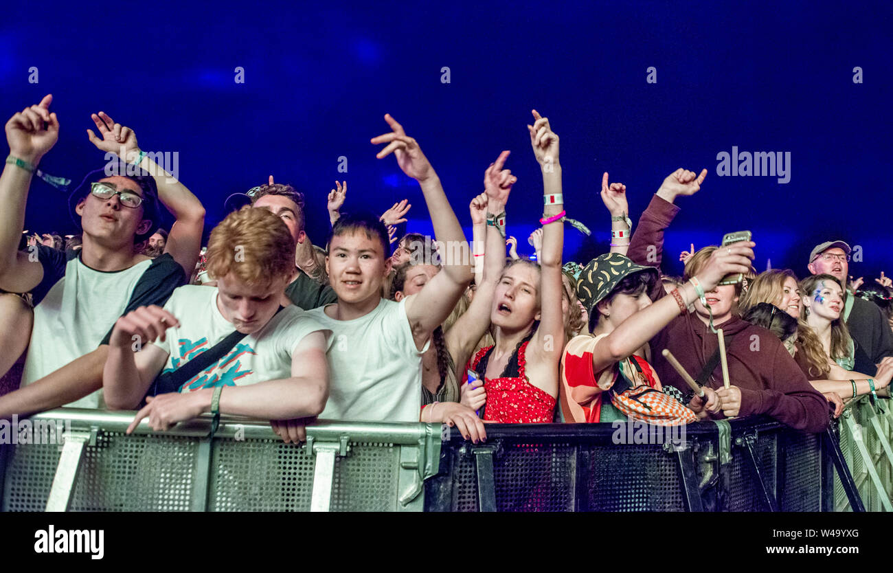 Fans auf Karl Hyde von Underworld Live at Latitude Festival, henham Park, Suffolk, Großbritannien, 21. Juli 2019 durchführen Stockfoto