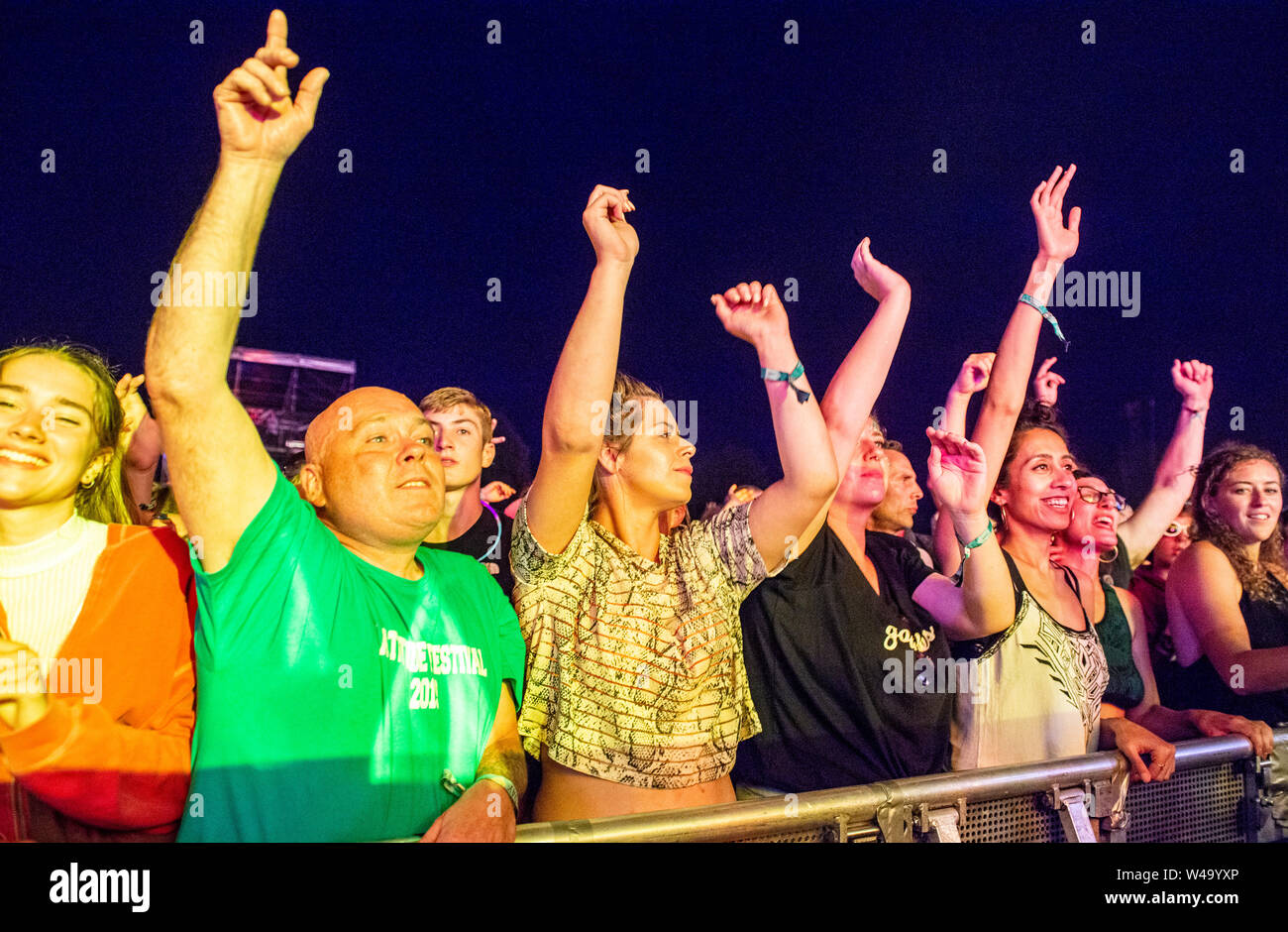 Fans auf Karl Hyde von Underworld Live at Latitude Festival, henham Park, Suffolk, Großbritannien, 21. Juli 2019 durchführen Stockfoto