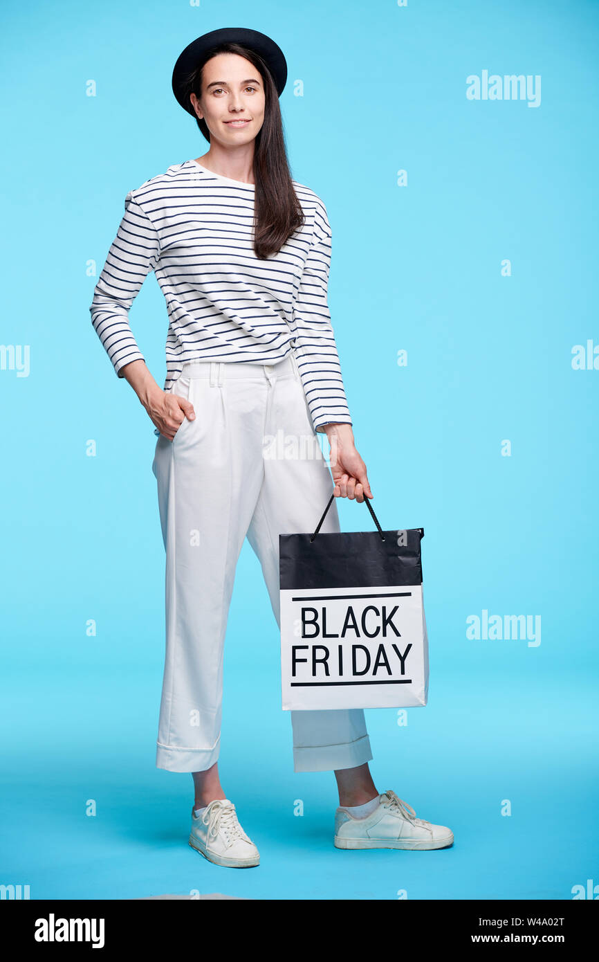 Junge stilvolle Frau in weißen Hosen, Turnschuhe und gestreiften Pullover Stockfoto