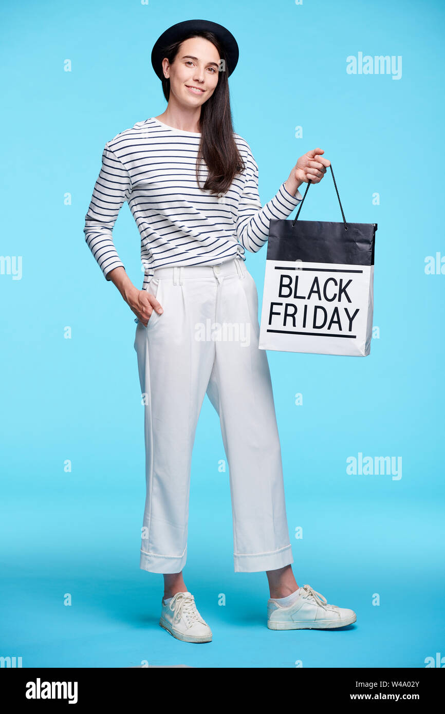 Junge weibliche Shopper in Smart Casual mit schwarzer Freitag kaufen Stockfoto