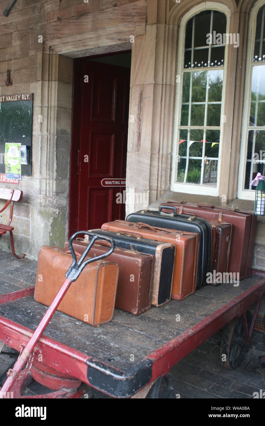 Vintage Leder Gepäck links auf einer Plattform an Cheddleton erhaltene Bahnhof Stockfoto