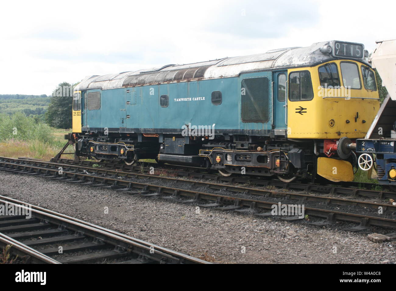 BR-Klasse 25 Diesel Lokomotive namens "Tamworth Burg', Nummer 25322 in Cheddleton Bahnhof. Stockfoto